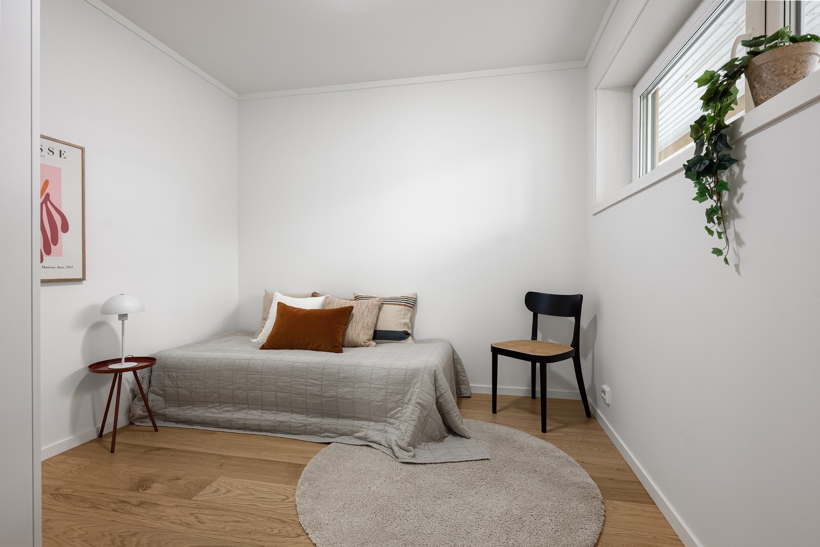 Soverom 3 har en god romfølelse og er innredet med medfølgende garderobeskap. Galleribilde