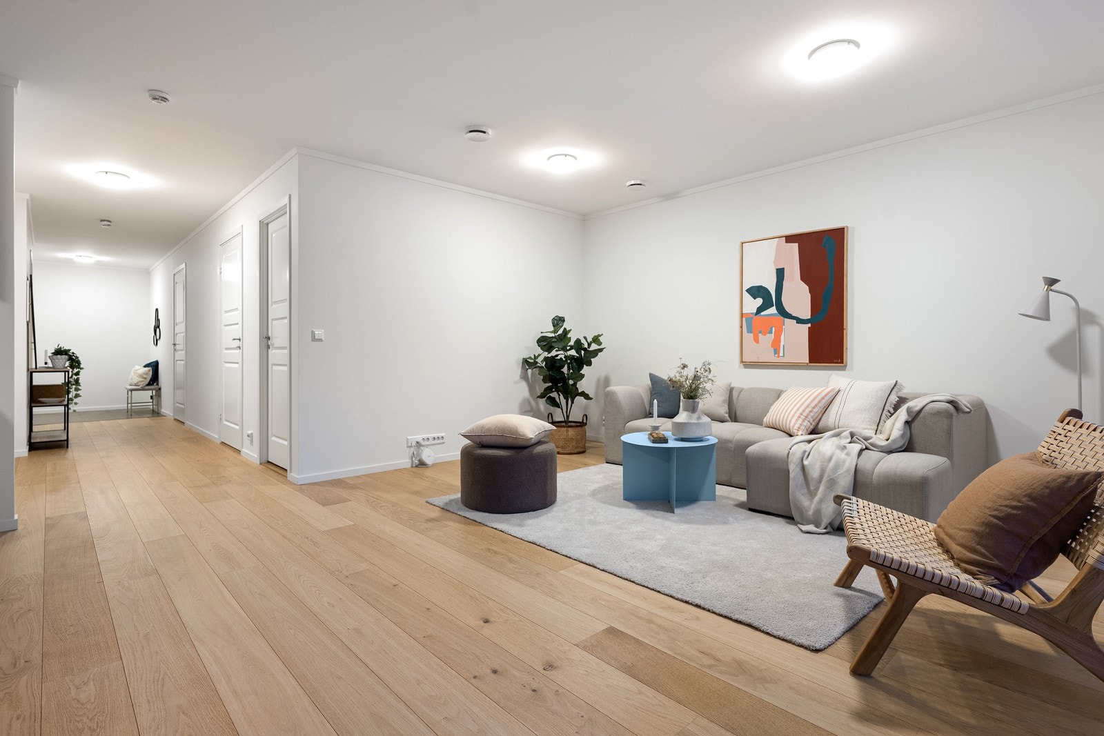 Videre fra stue/kjøkken kommer du til soverom- og baderomsfløyen. Galleribilde