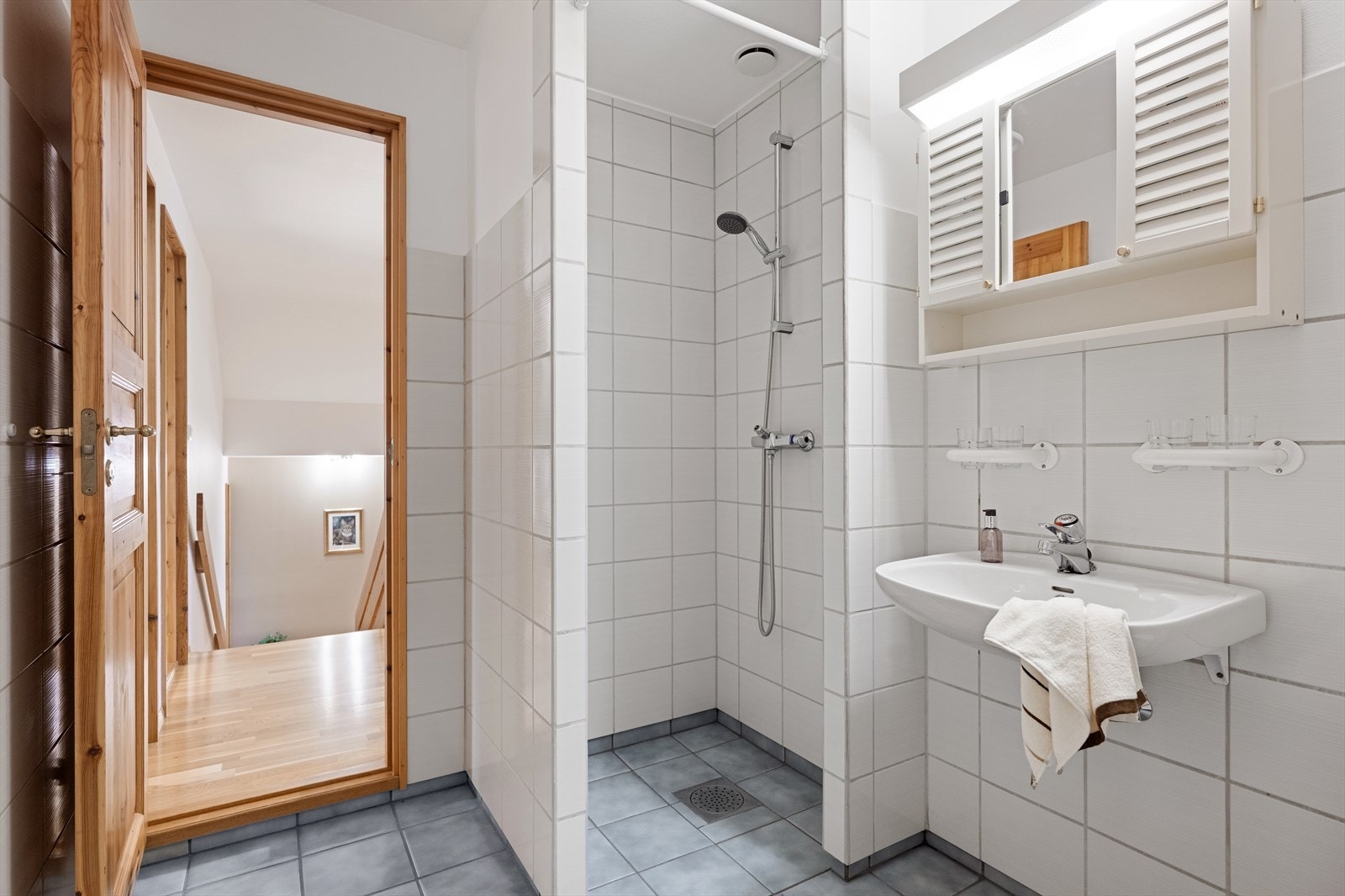 Badet i 2. etasje er innredet med dusjnisje, toalett og servant. Galleribilde