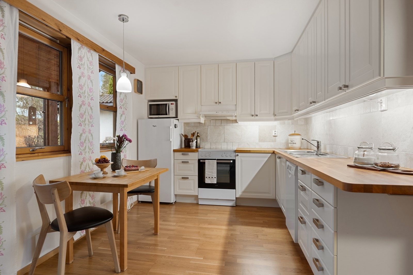 Kjøkkeninnredning fra (2015) med profilerte fronter og benkeplate i heltre. Galleribilde