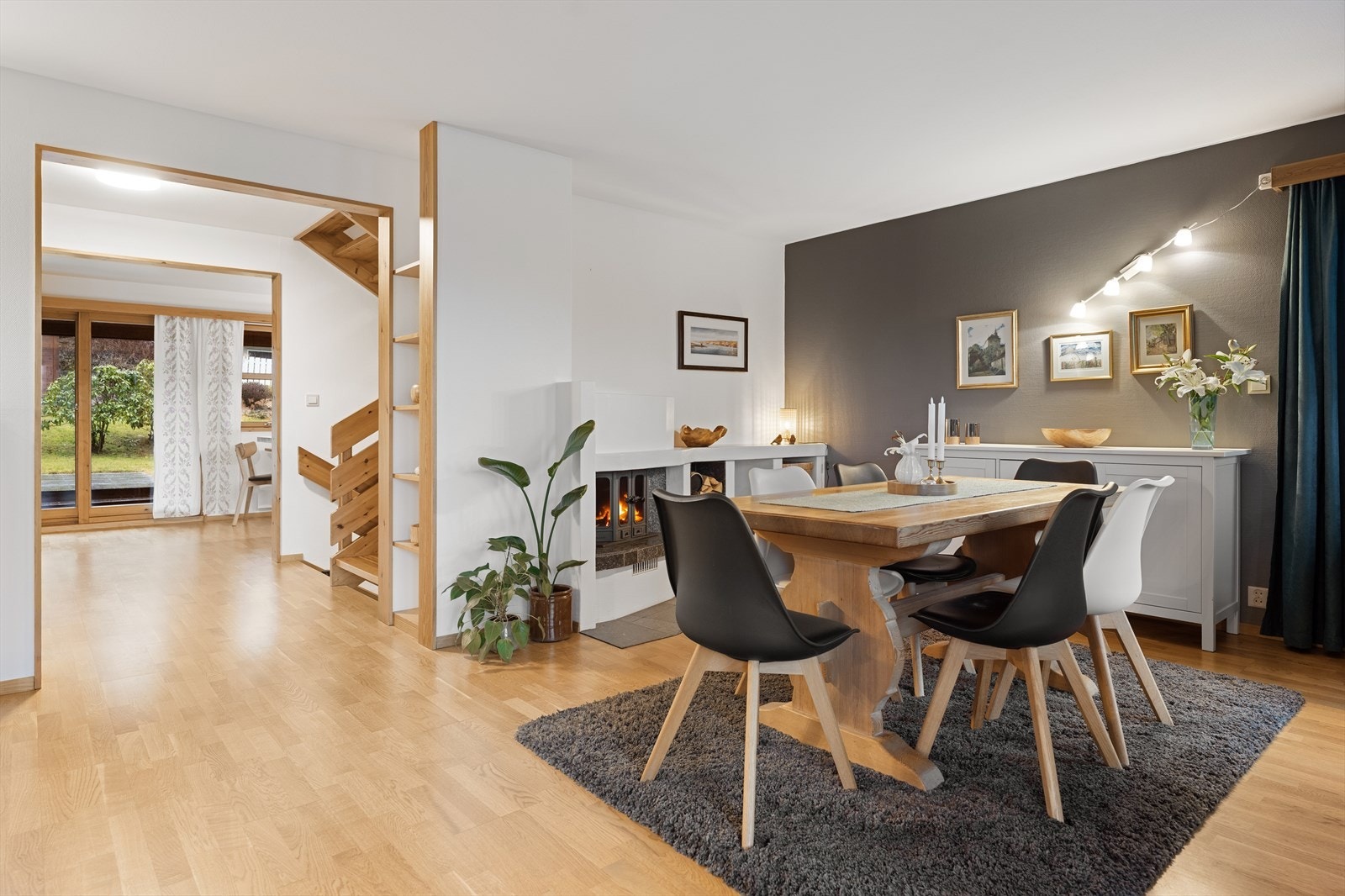 Spisestuen har en sentral plassering ved den murte peisen. Galleribilde