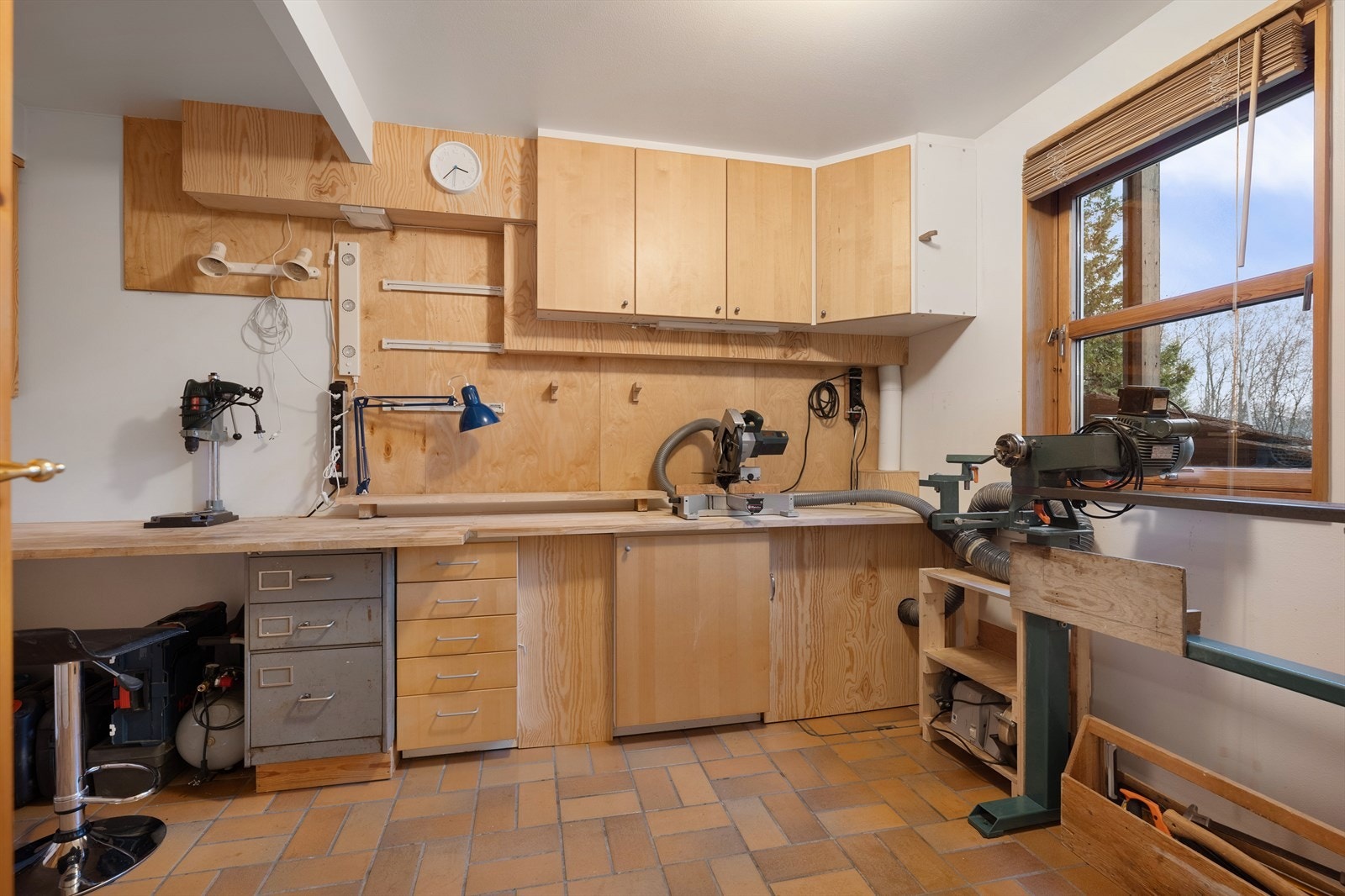 I underetasjen finnes et romslig verksted/bod med gode arbeidsflater og lagringsplass. Det er egentlig et soverom. Galleribilde