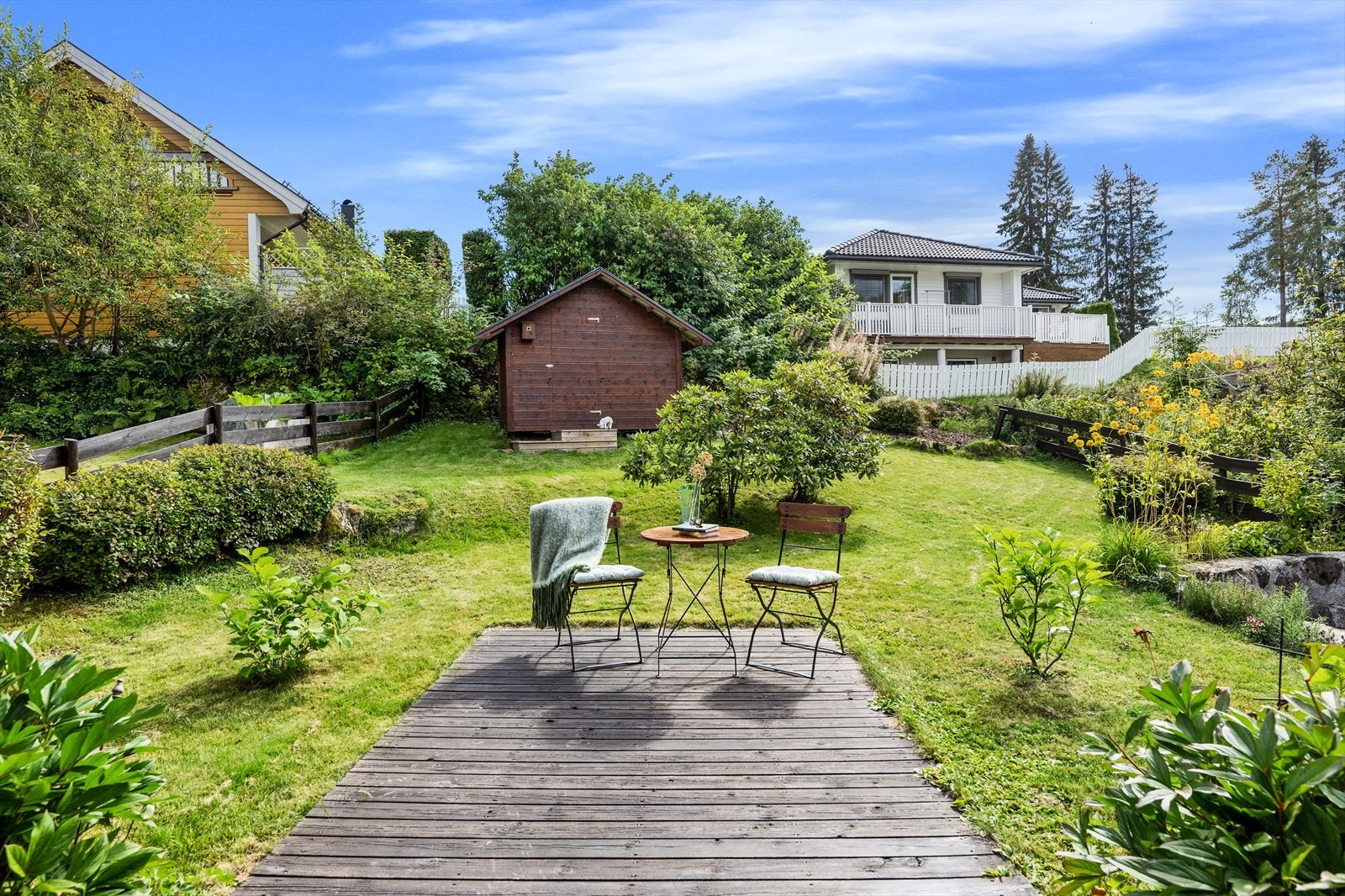 Hagen har du en platting med god plass hvor du kan nyte sommervarmen med grønne omgivelser med hele familien. Galleribilde