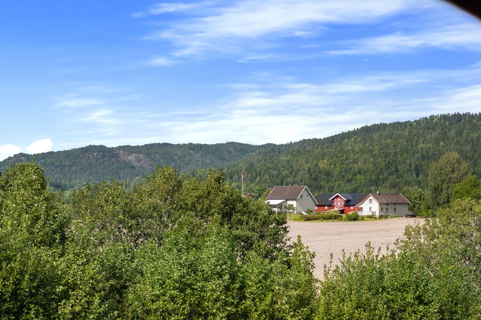 Utsikt mot det omkringliggende kulturlandskapet i Lommedalen. Galleribilde