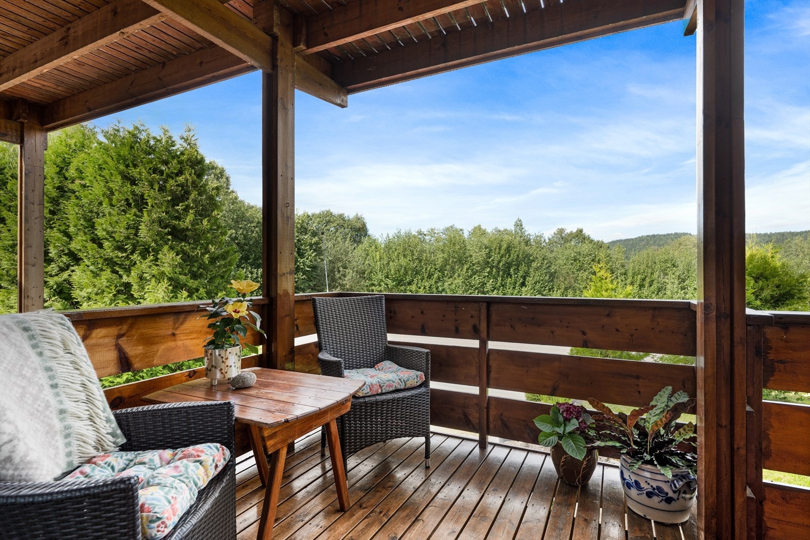 Den nordvendte balkongen på 10 m² har plass til en sittegruppe og hyggelig og grønt utsyn på sommeren. Galleribilde