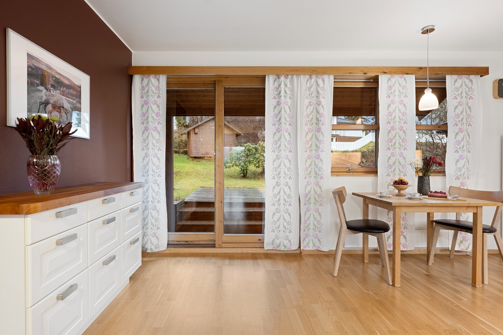 Fra kjøkkenet er det utgang til de sydvendte uteplassene via en skyvedør. Godt med plass. Galleribilde