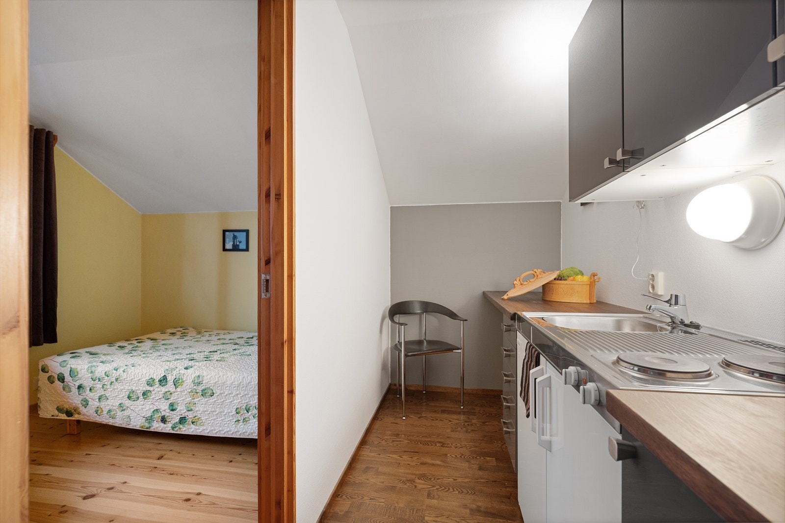 I gangen i 2. etasje er det et praktisk hybelkjøkken. Galleribilde