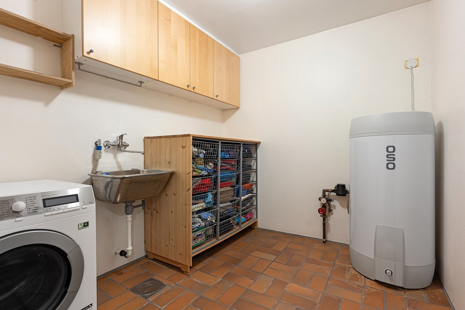Praktisk vaskerom i underetasjen med opplegg for vaskemaskin og ny varmtvannsbereder fra 2025. Galleribilde