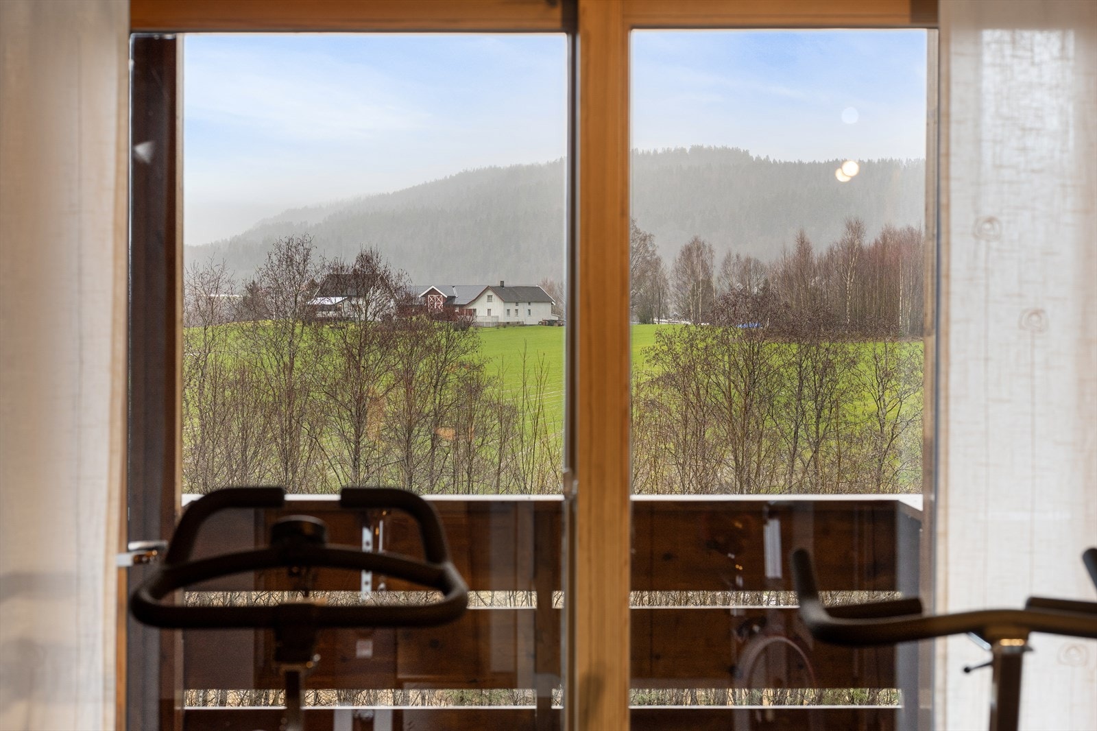 Fra andre etasje har man utsikt over det landlige nærområdet. Galleribilde