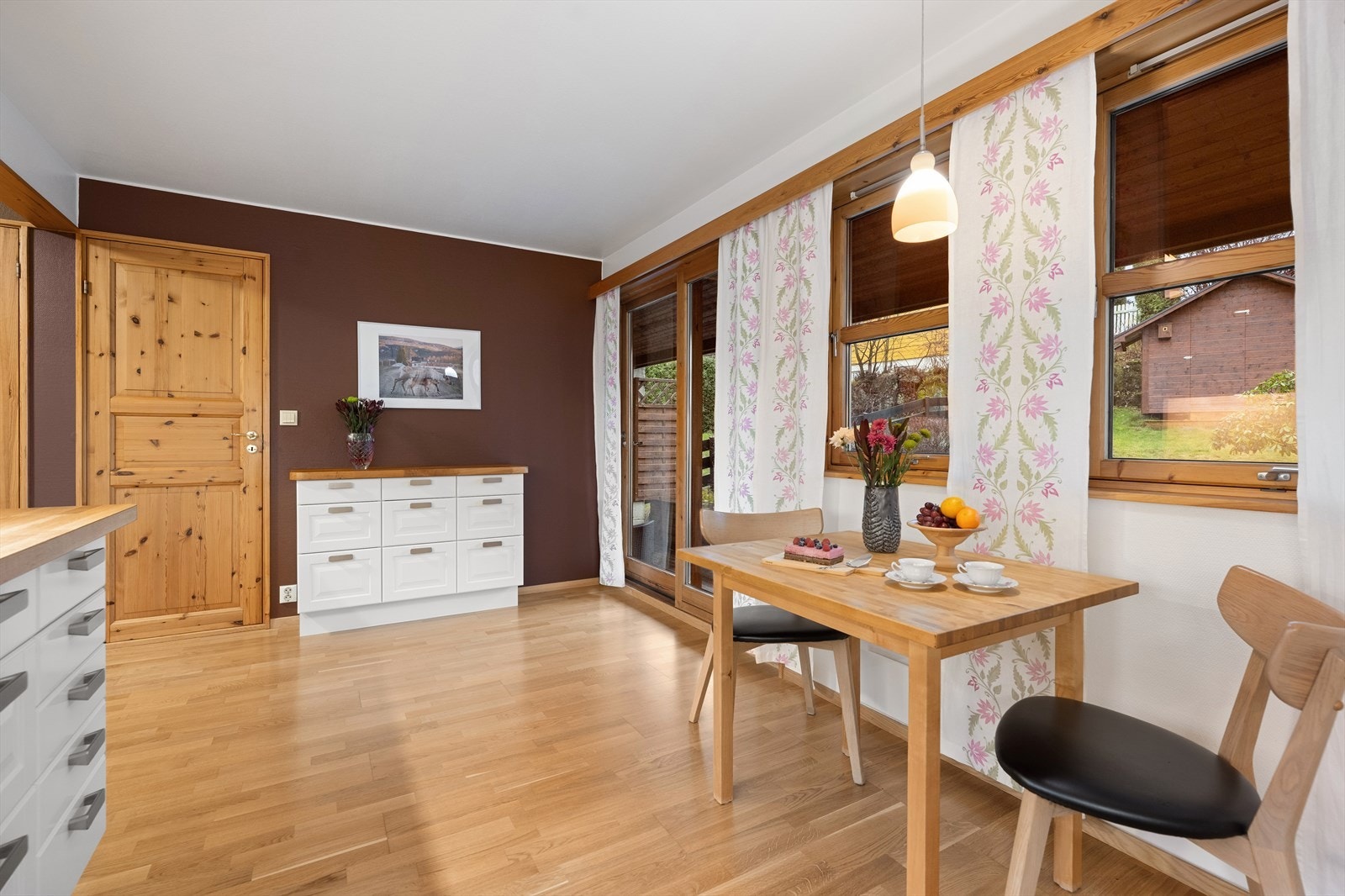 Kjøkkenet har godt med skap- og benkeplass, samt rom for en spisegruppe. Utgang til terrassen og hage. Galleribilde