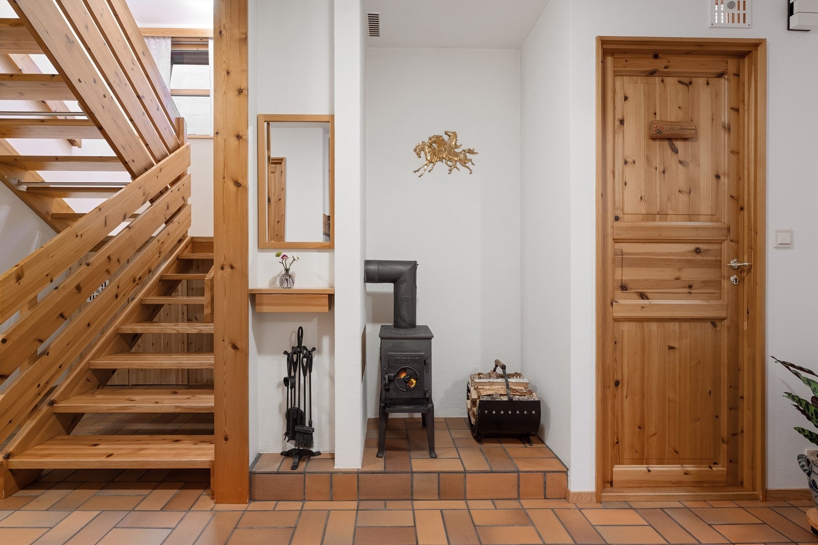 En vedovn i gangen i underetasjen gir ekstra varme og en hyggelig atmosfære. Galleribilde