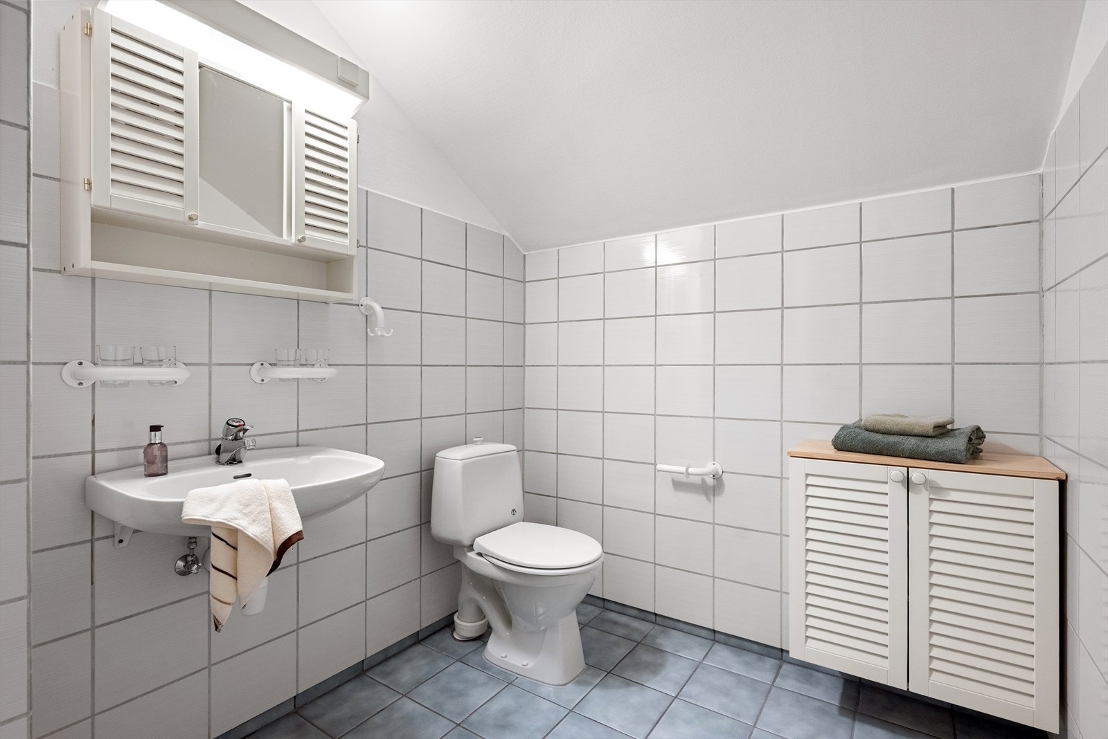 Bad i 2. etasje med flislagt gulv og elektriske varmekabler. Galleribilde