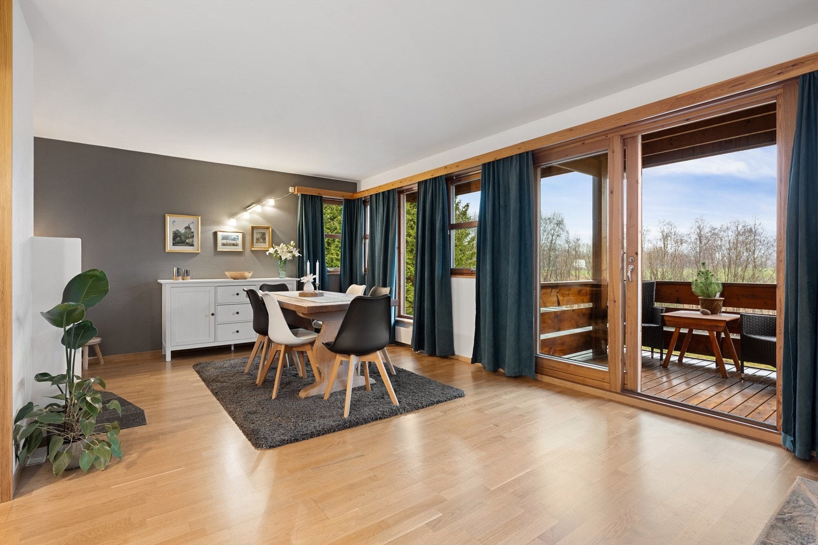 Fra stuen er det direkte utgang til en nordvendt balkong med trapp ned til hagen. Galleribilde