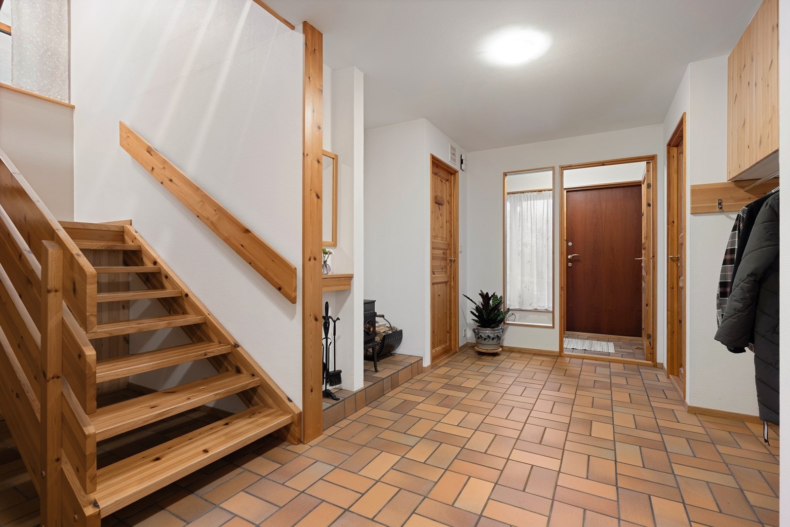 Velkommen inn. Romslig gang i underetasjen med flislagt gulv og elektriske varmekabler. Galleribilde