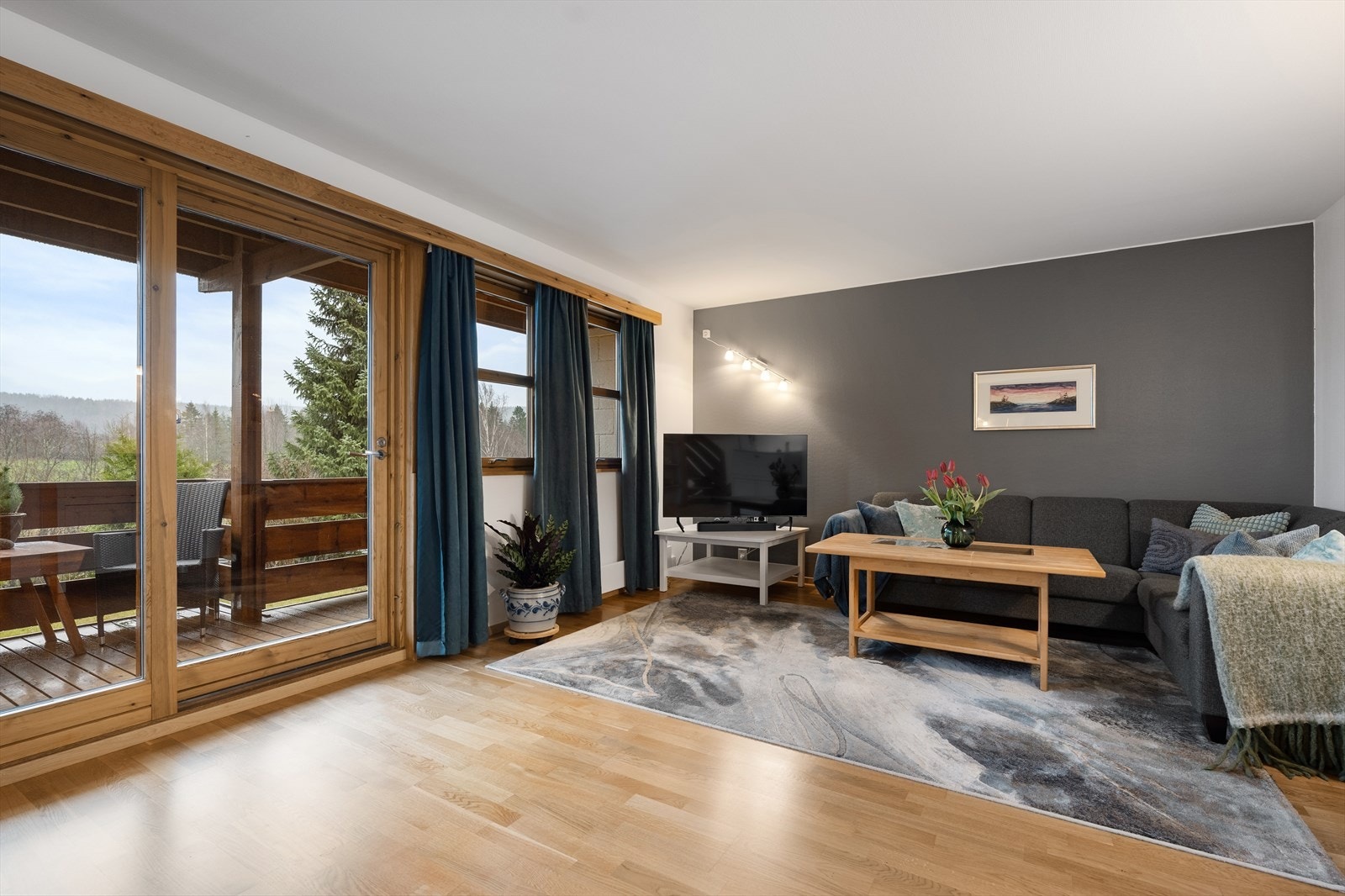 Stue i 1. etasje med utgang til en stor balkong med hyggelig utsyn. Galleribilde