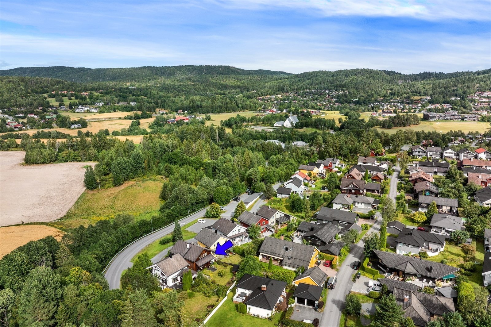 Skarvaveien 46 ligger sentralt til i et rolig og etablert boligområde i Lommedalen, hvor eneboliger og grønne omgivelser preger nabolaget. Galleribilde