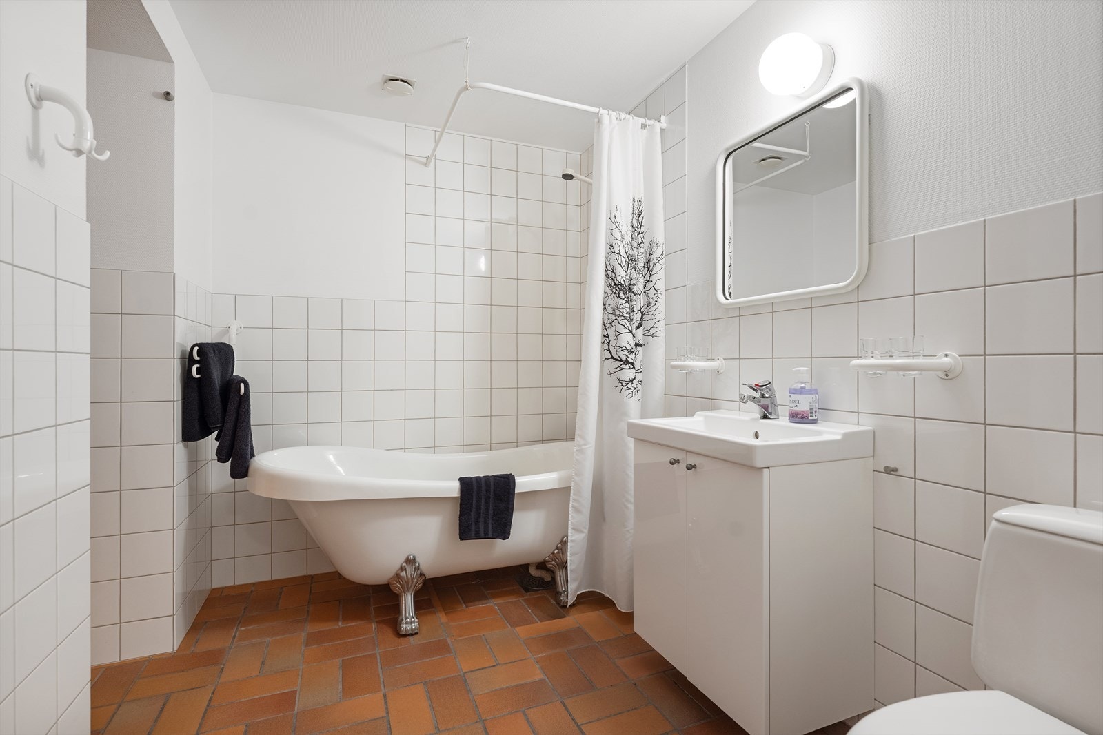 Romslig bad i underetasjen med badekar og varme i gulvet. Herfra er det tilgang til badstue. Galleribilde