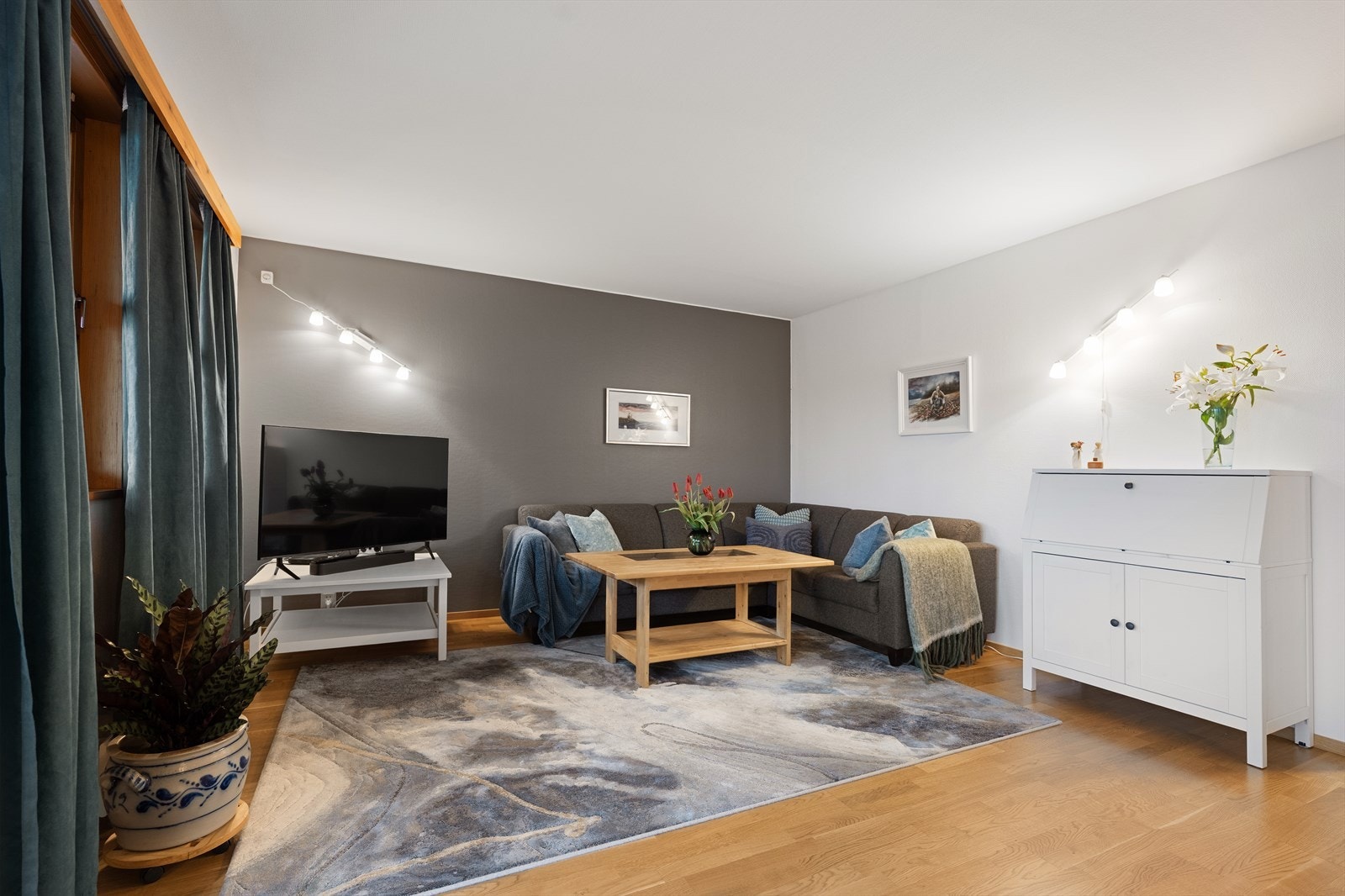 Stuen har parkett på gulvet, en takhøyde på 2,37 meter og vindusflater som gir gode lysforhold. Galleribilde