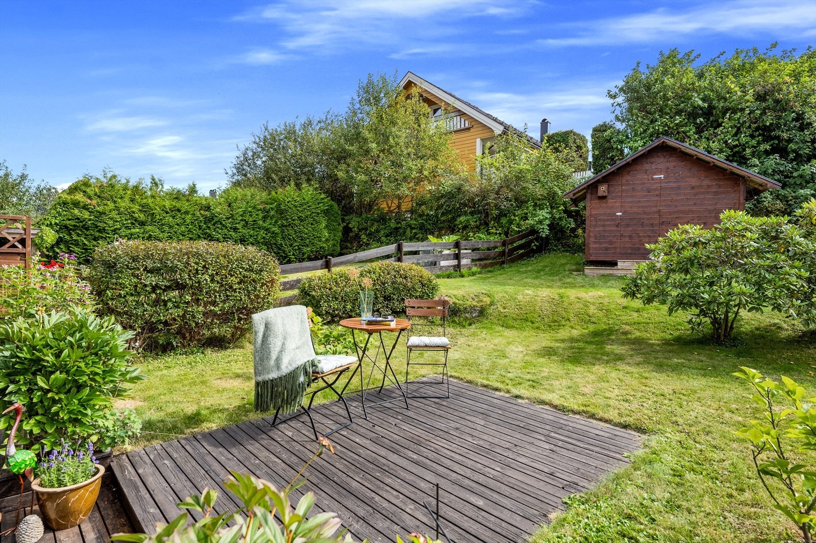 Hagen har flere soner, inkludert plattinger og gressplen for lek og aktivitet. Galleribilde