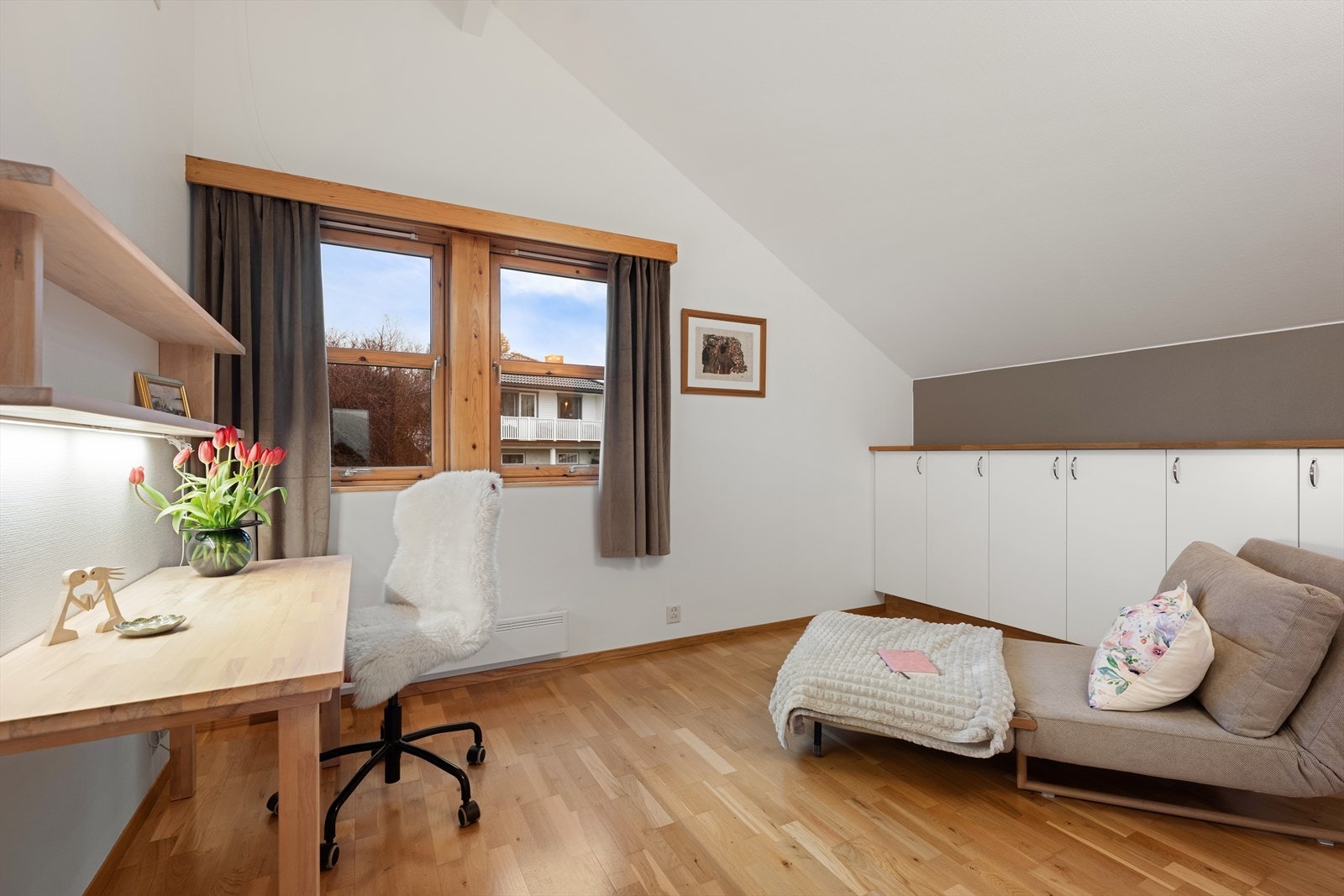 Lyst soverom i 2. etasje med plass til både seng og arbeidsplass. Galleribilde