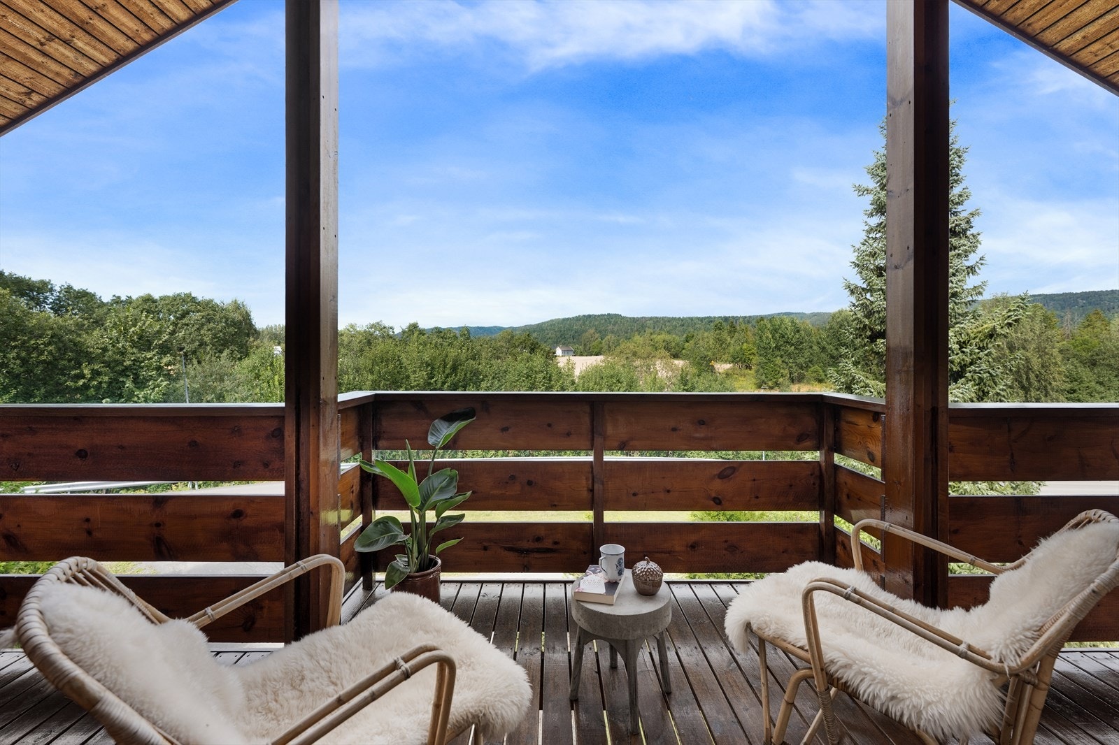 Den nordvestvendte balkongen på 15 m² gir en luftig uteplass med utsikt over nærområdet. Galleribilde