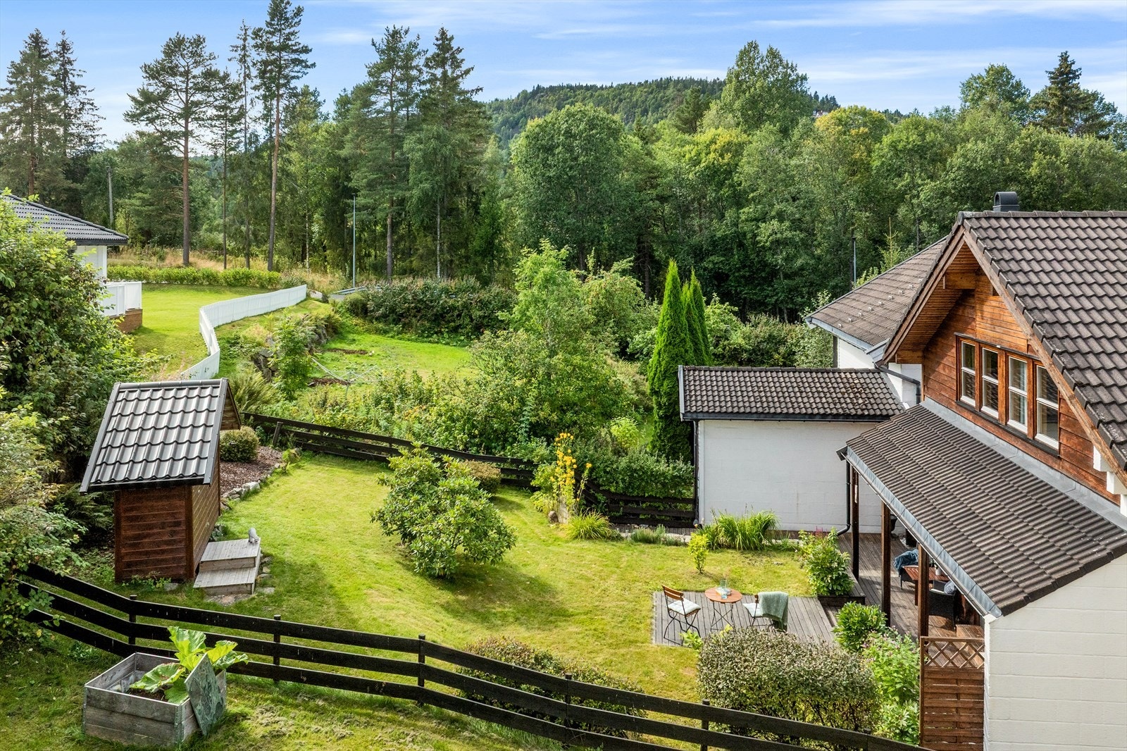 pent opparbeidet hage med flotte grønne omgivelser. Galleribilde