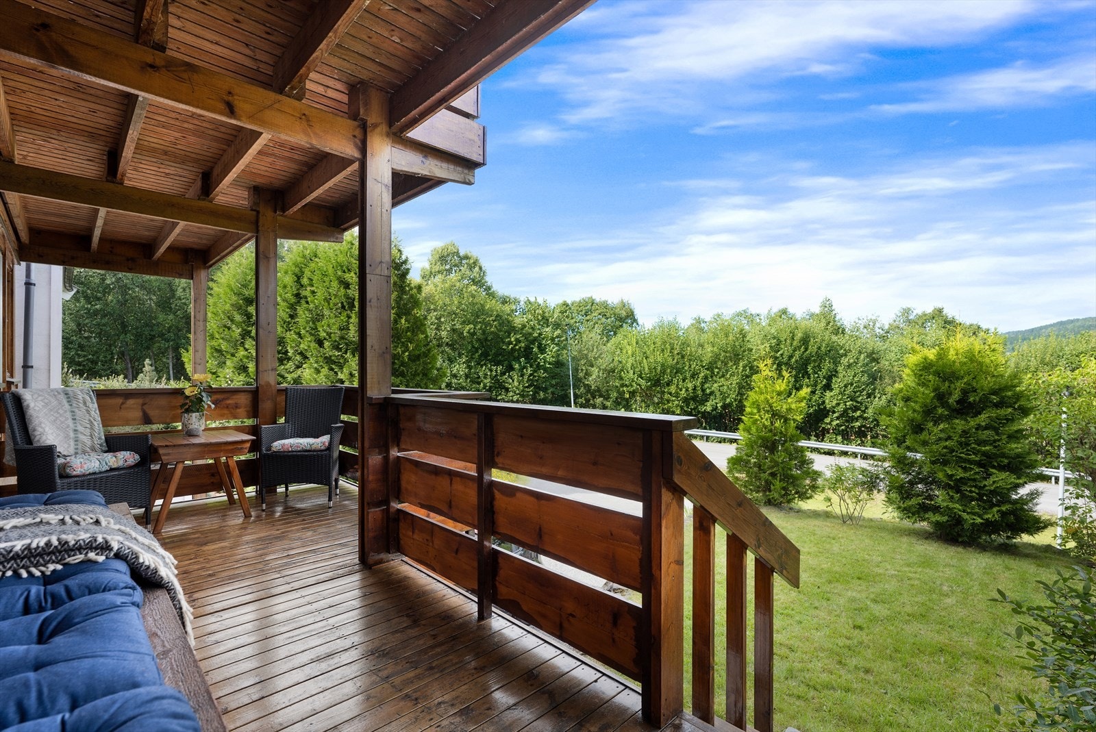 Balkongen er overbygget og romslig med god plass til utemøblement. Galleribilde