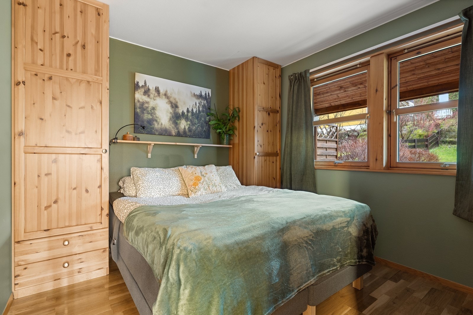 Soverom i 1. etasje med plassbygde garderobeskap i furu. Galleribilde