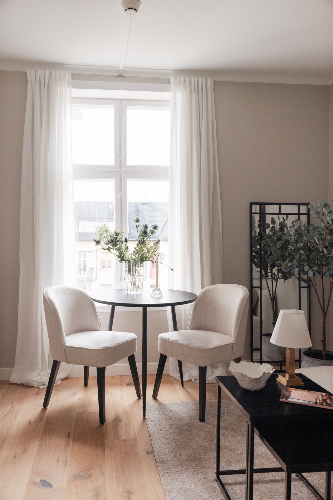 Store vindusflater slipper inn rikelig med naturlig lys og gir rommet en rolig og behagelig atmosfære. Galleribilde