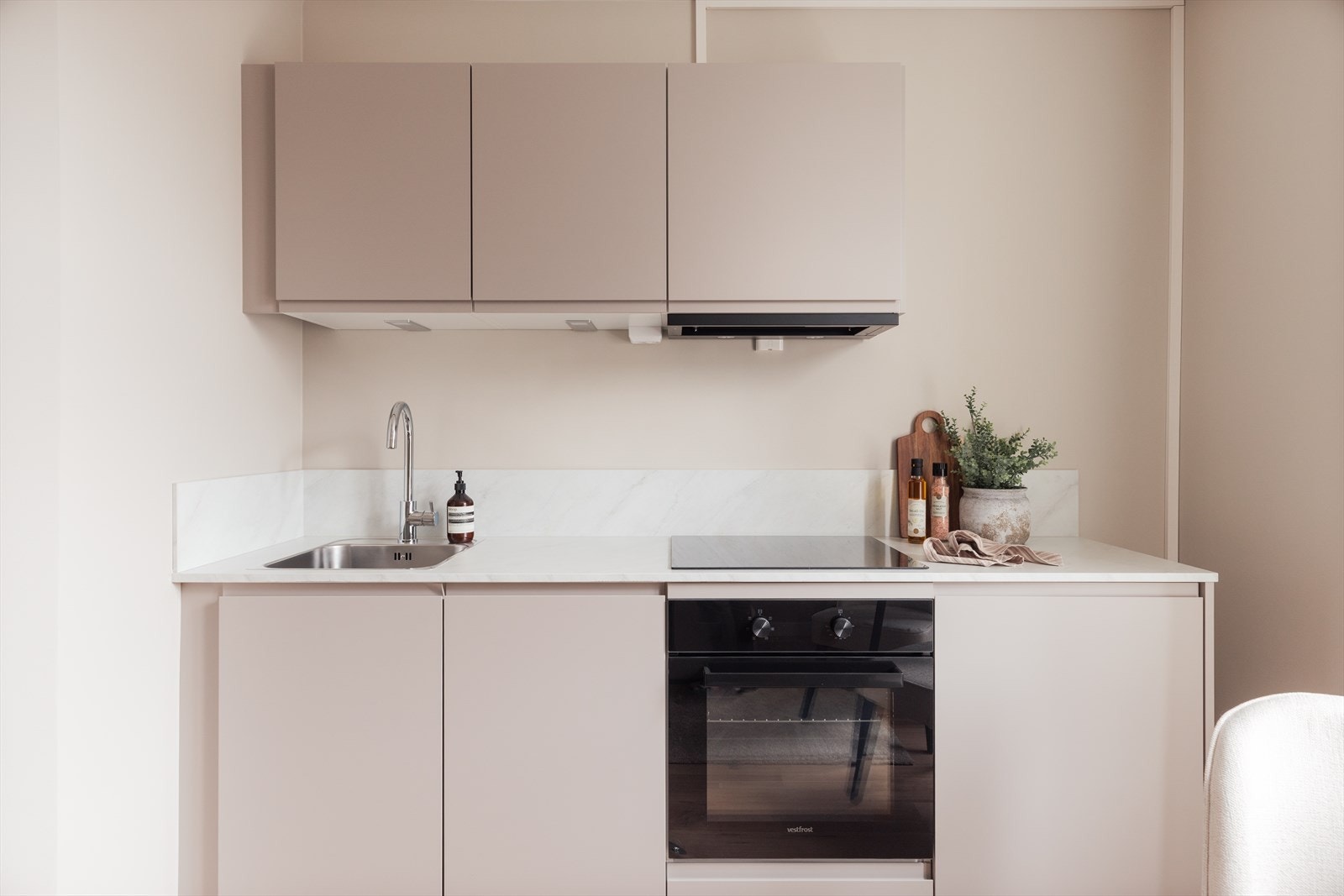 Oppgradert i 2025 med et nytt Kvik-kjøkken som kombinerer kvalitet, design og gode løsninger. Galleribilde