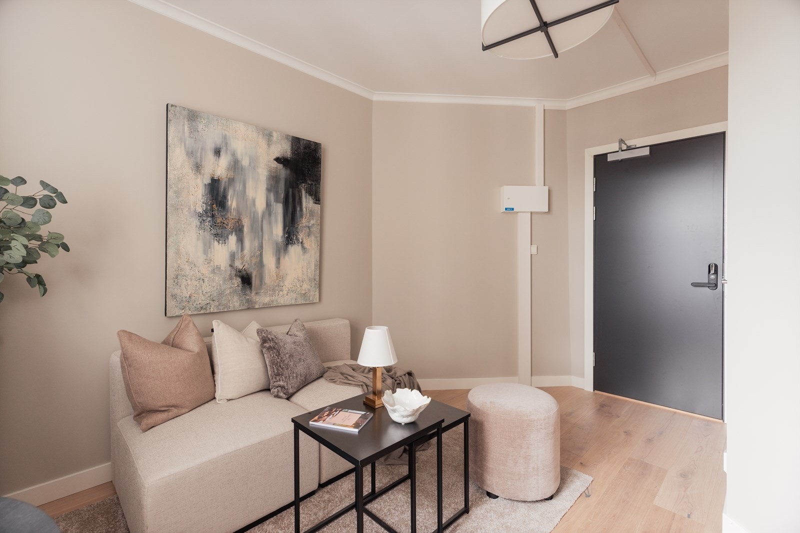 Leiligheten har et allrom med plass til sofa/seng, salongbord og spisebord - et fleksibelt rom som kan møbleres etter behov. Galleribilde