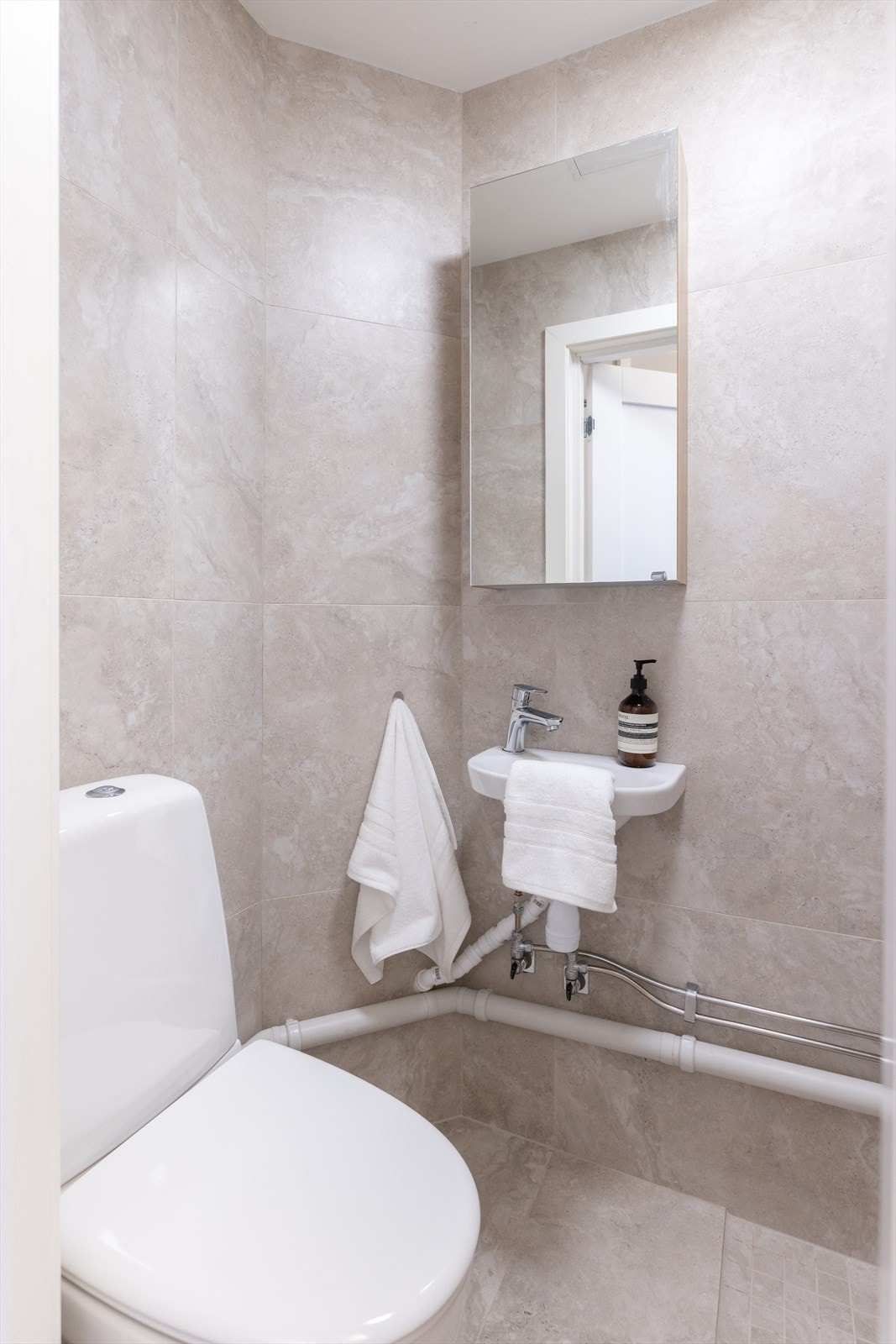 Nyoppusset bad i 2025 med moderne fliser på gulv og vegg - Fellesvaskeri i hver etasje. Galleribilde