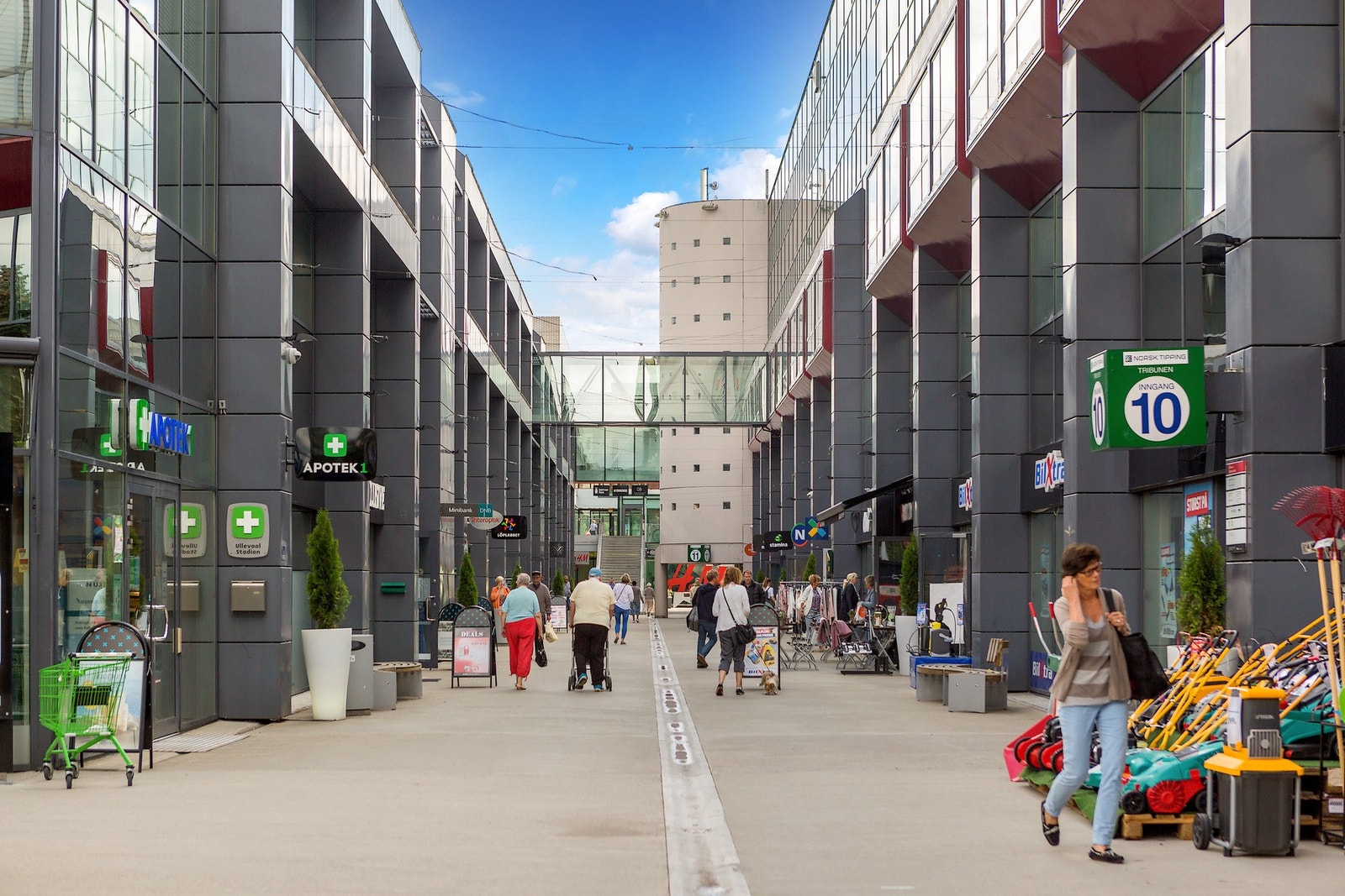 På Ullevål Stadion finner man et mangfold av butikker, spisesteder, treningssenter og vinmonopol Galleribilde