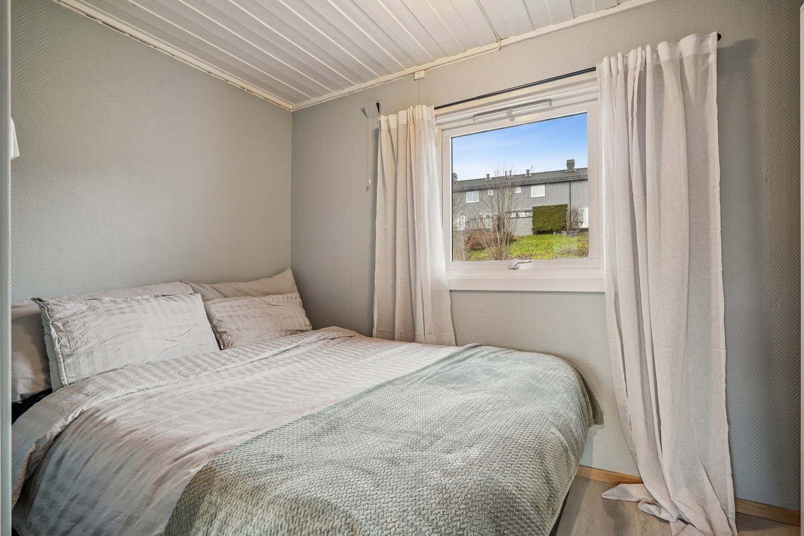 Soverom med plass til stor seng og garderobeskap. Galleribilde