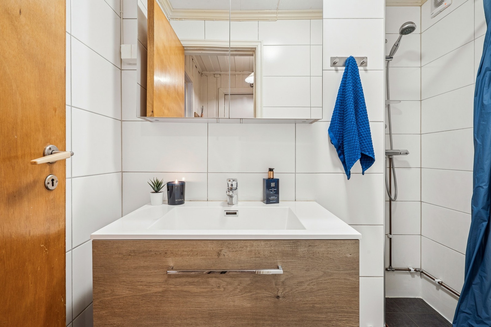 Pent baderom med tiltak utført i 2015. Flislagt gulv med elektrisk gulvvarme og flislagte vegger. Himling med takessplater. Vegghengt servantskap med heldekkende servant og ett-greps armatur. Galleribilde