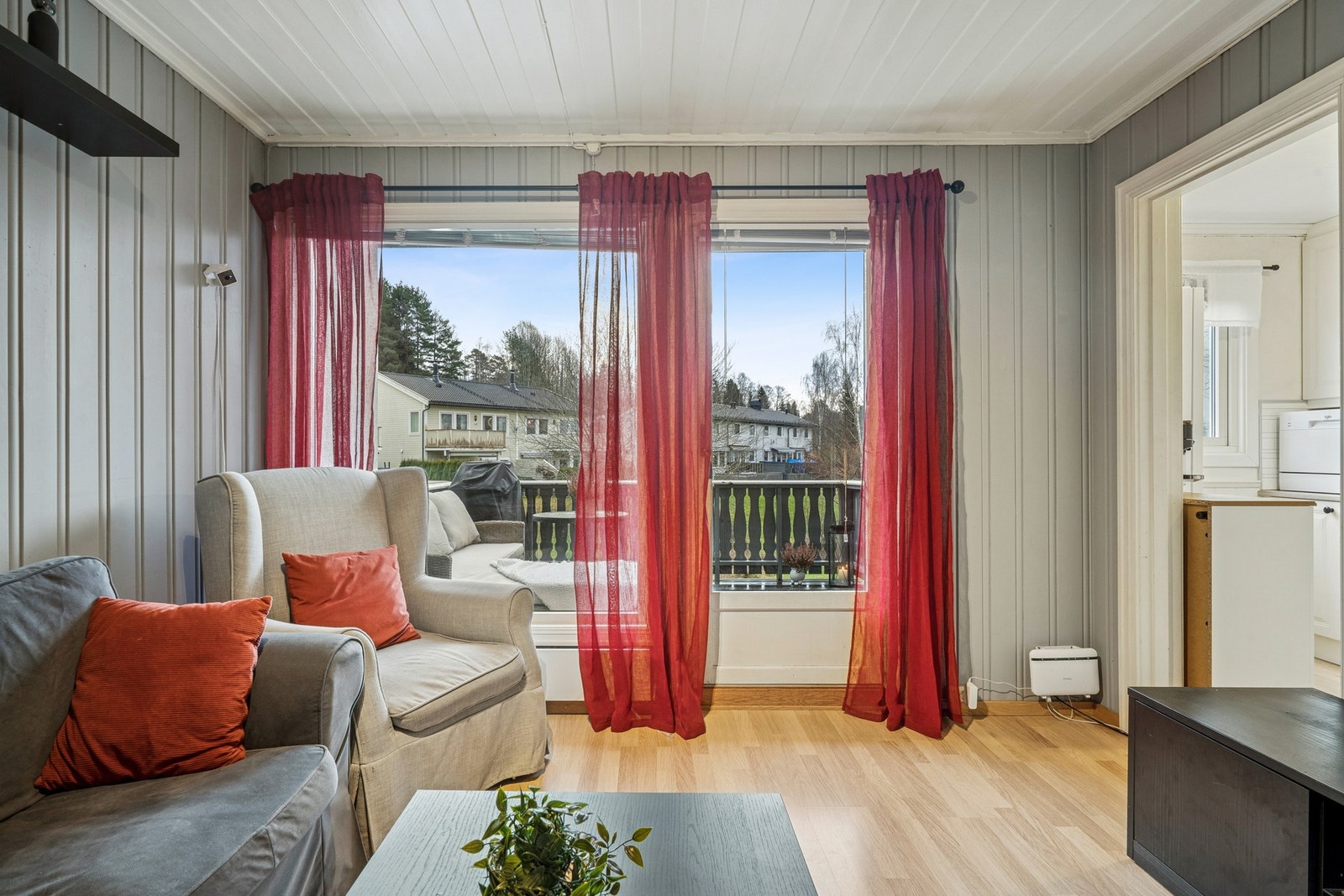 Stue med god plass til diverse møbler slik som sofa, stuebord, tv- og benk. Galleribilde