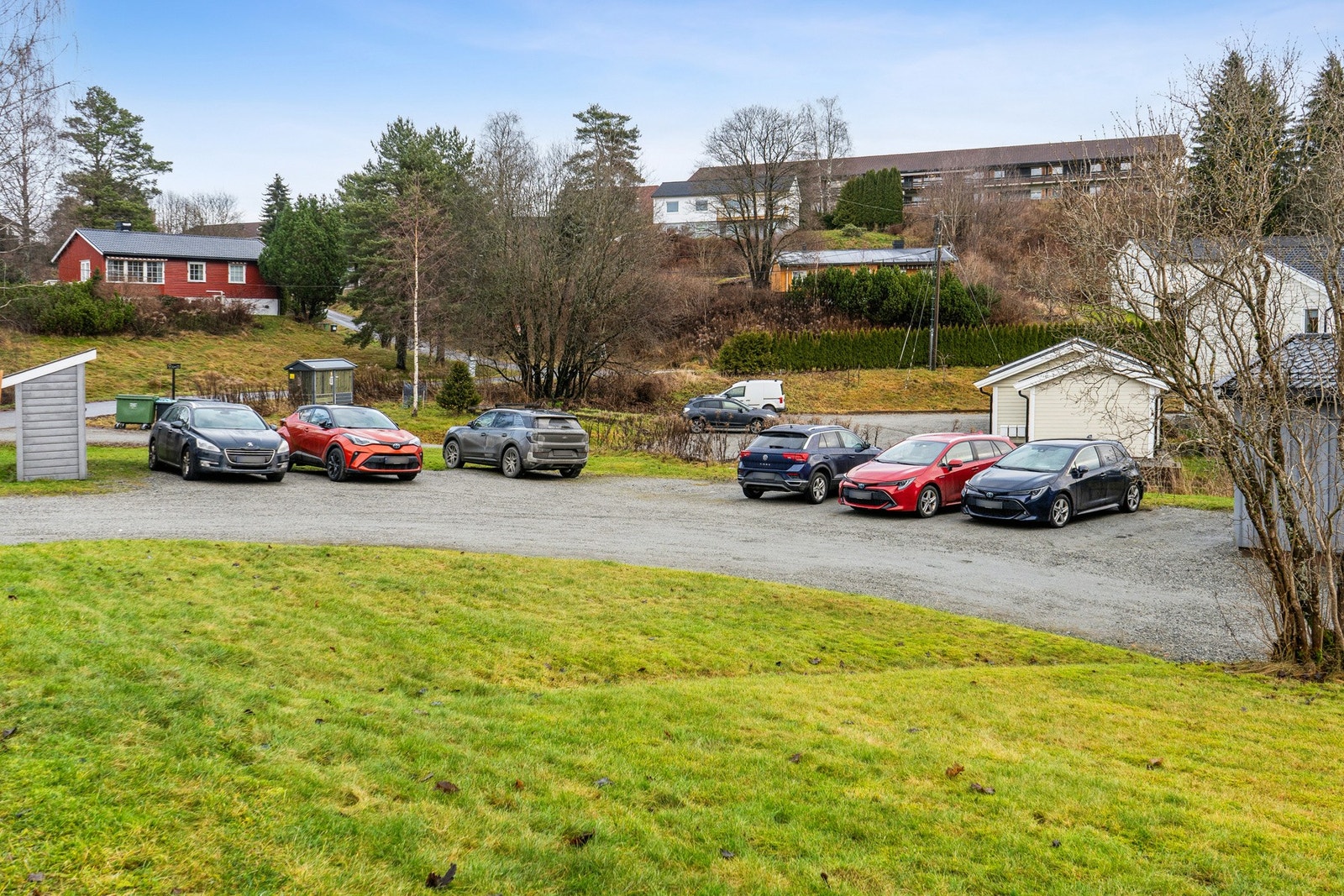 Leiligheten disponerer en utvendig biloppstillingsplass på felles parkeringsplass. Galleribilde