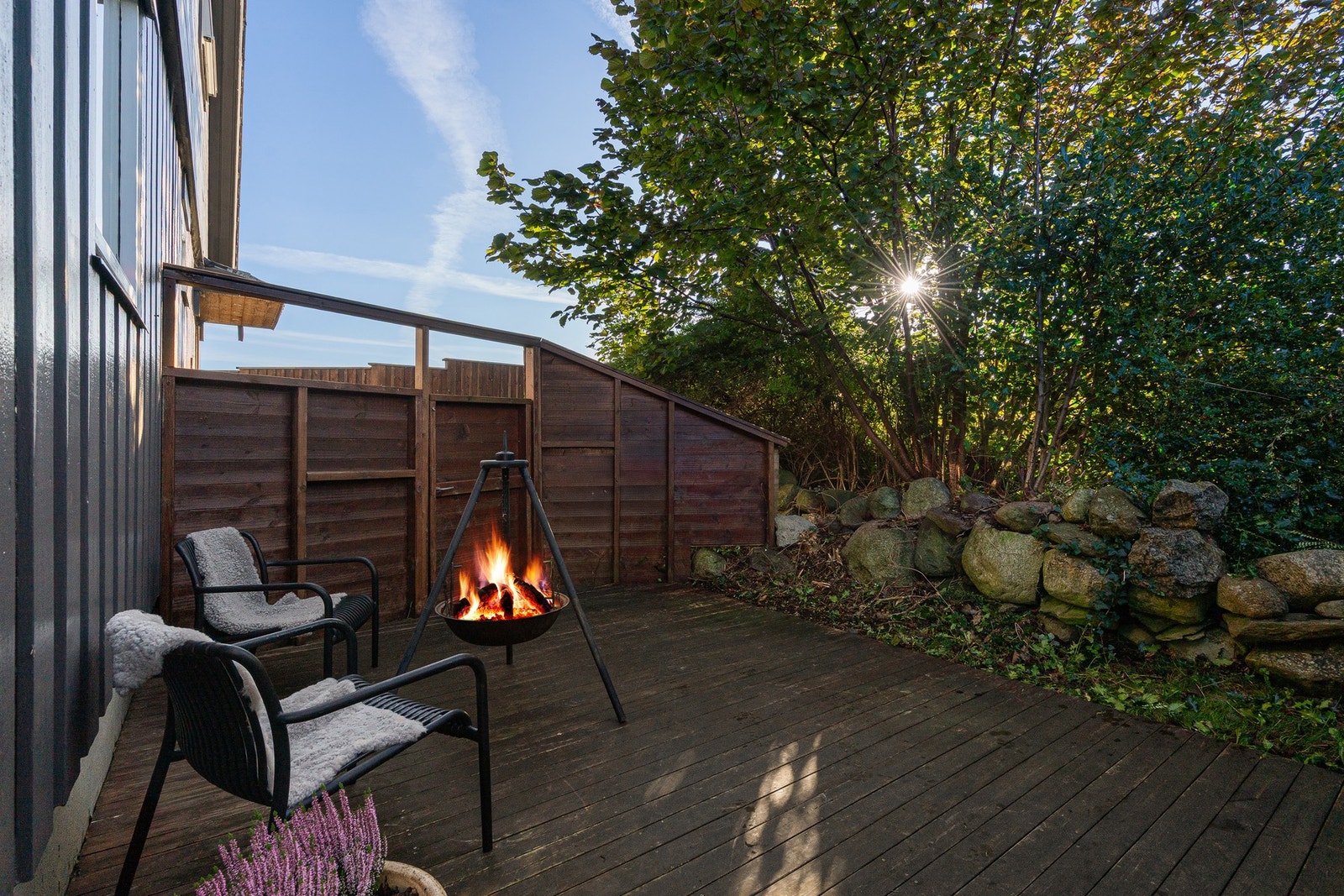 Skjermet terrasse, ideell for bålkrok og hyggelige stunder. Galleribilde