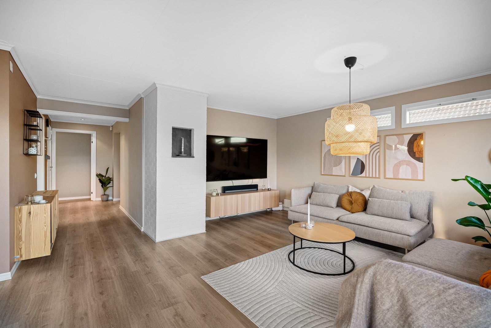 Lys og innbydende stue med rikelig plass til sittegruppe. Galleribilde