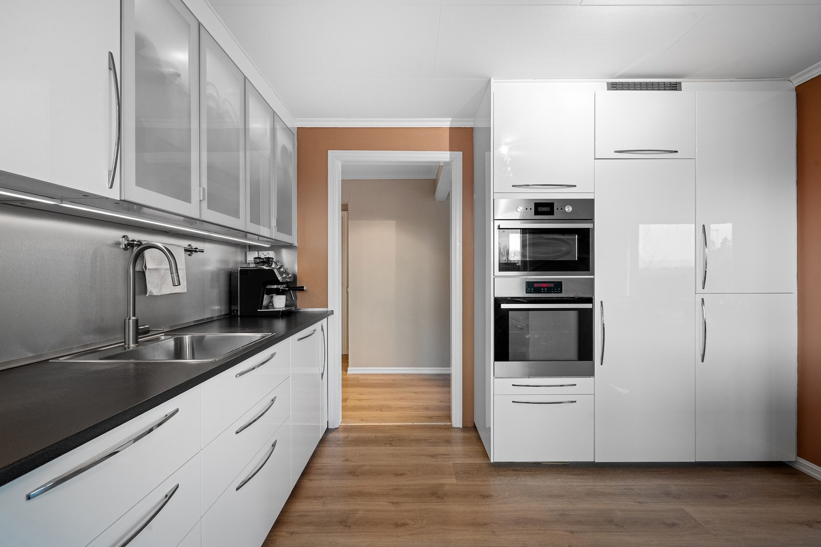 Komplett kjøkken med alt av integrerte hvitevarer. Galleribilde