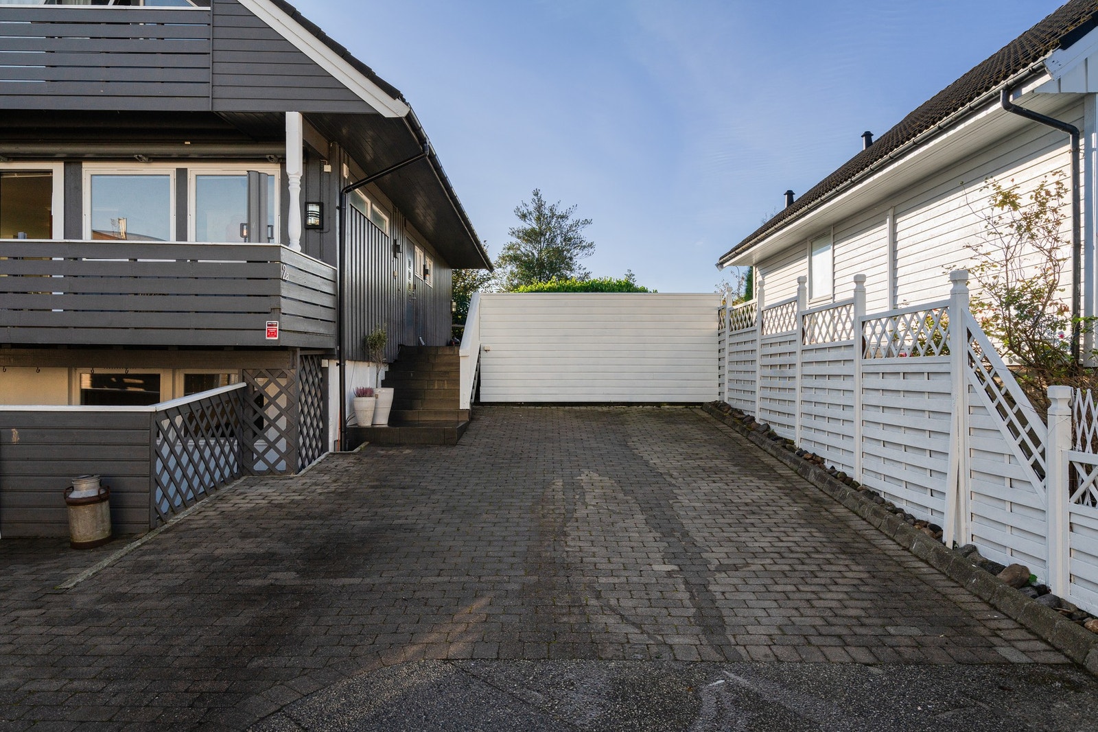 Boligen har egen biloppstillingsplass med mulighet for ladeboks. Galleribilde