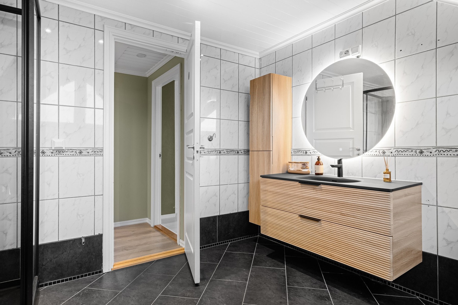 Stilfullt bad med praktisk oppbevaring. Galleribilde