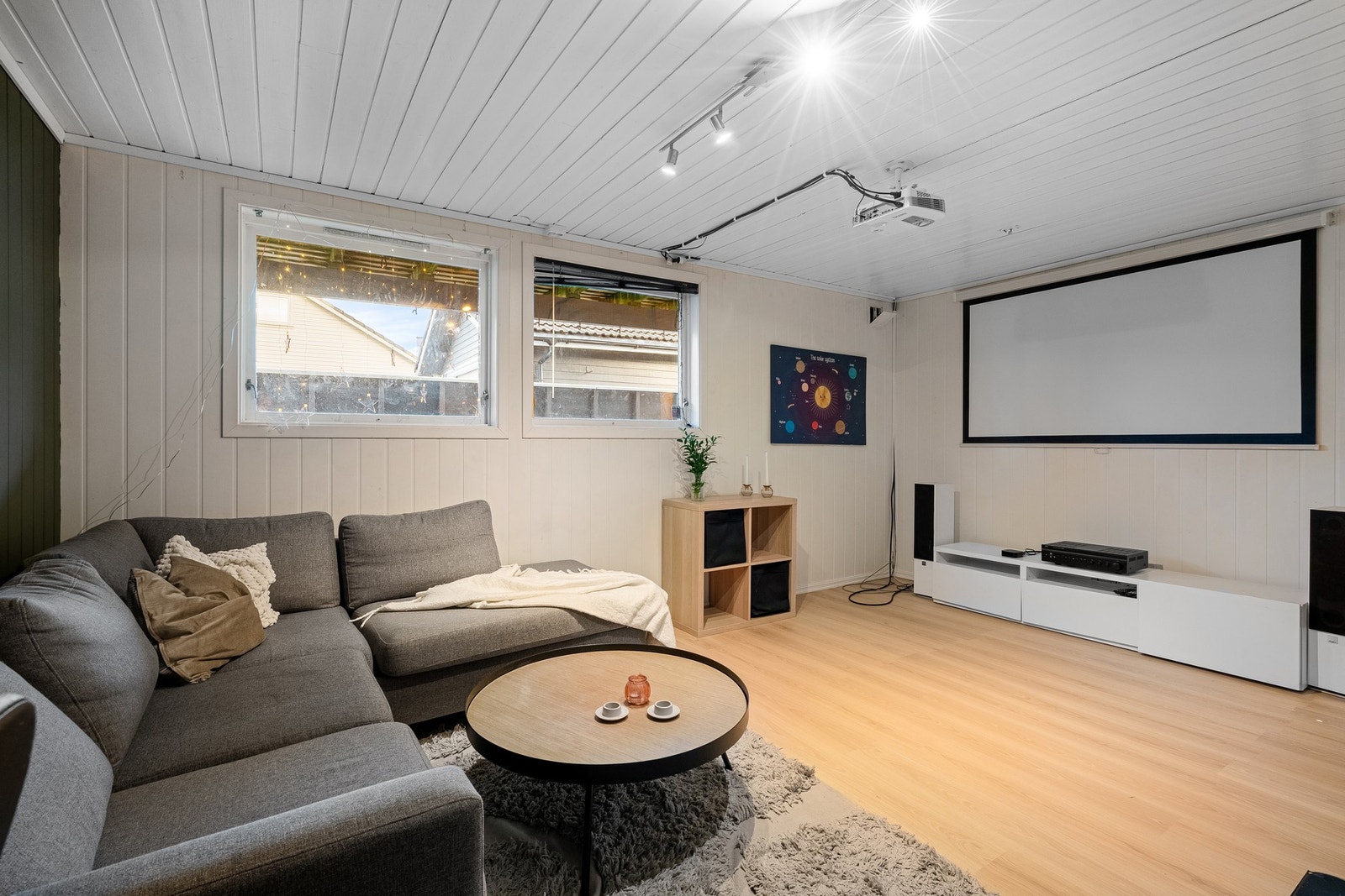 Romslig kjellerstue til både opphold og hobby. Galleribilde