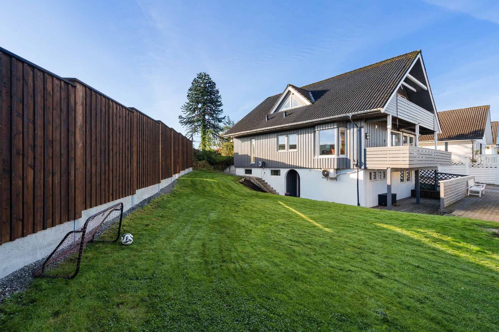 Hagen har minimalt med innsyn fra vei. Galleribilde