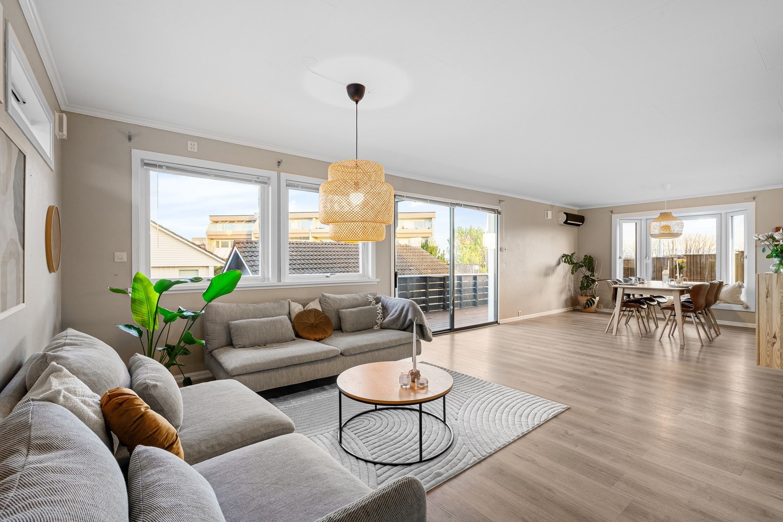 Store vindusflater som gir rommet et lyst og åpent preg. Galleribilde