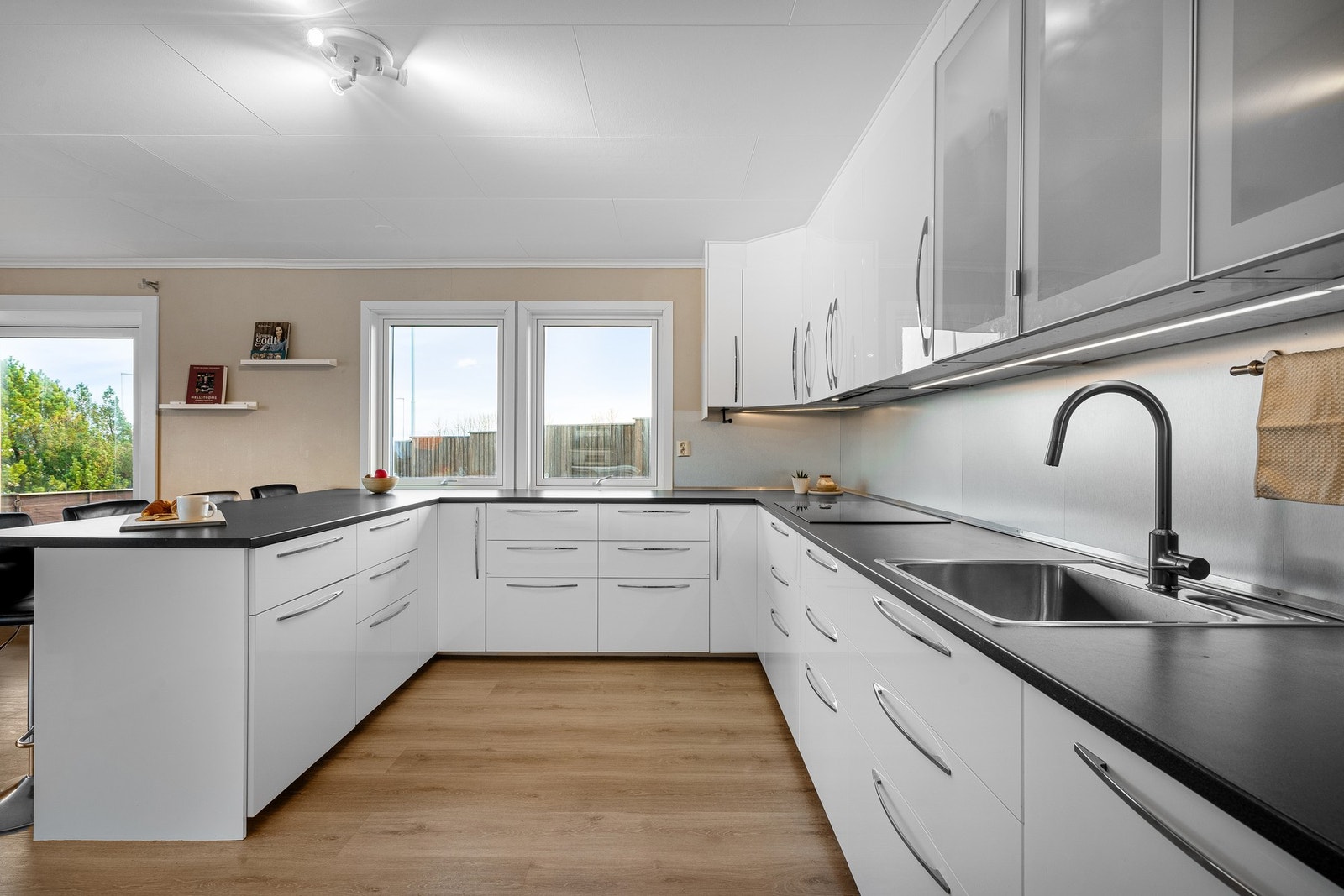 Stilrent kjøkken med god benkeplass og praktisk oppbevaring. Galleribilde