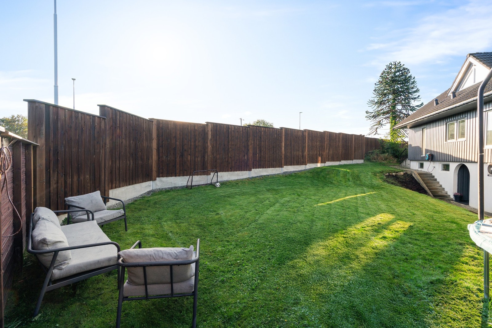 Stor hage med plass til lek, utemøbler og hyggelige stunder. Galleribilde