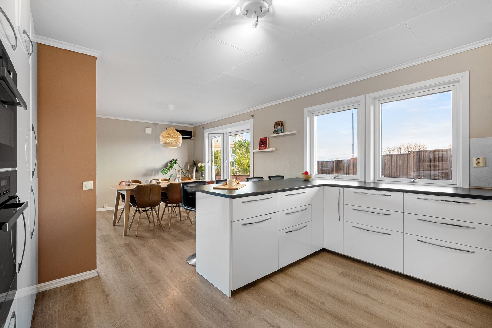 Åpen planløsning som lar matlaging og samvær gå hånd i hånd. Galleribilde