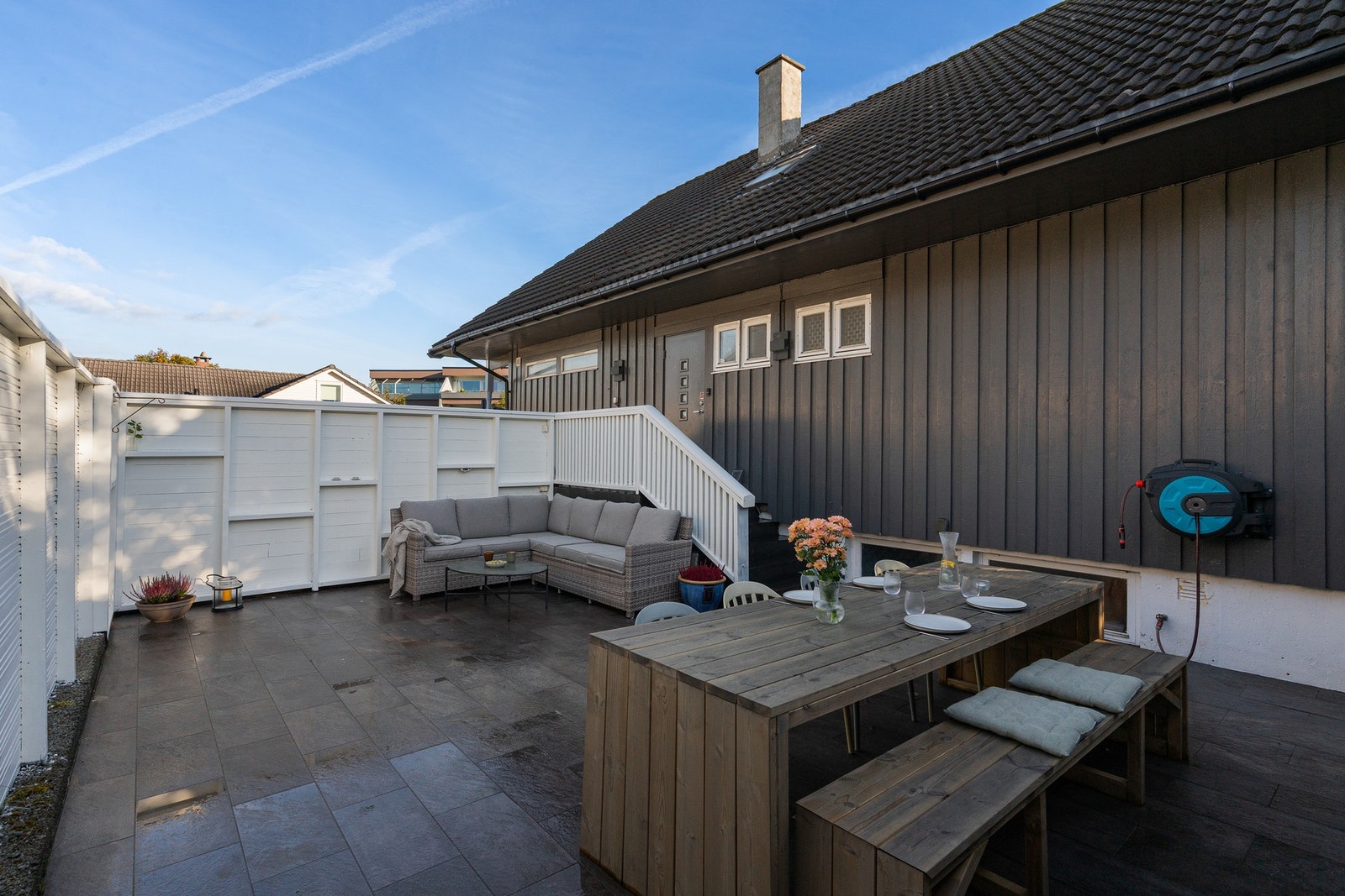 Terrasse mot vest, her kan solen nytes fra ettermiddag til kveld. Galleribilde