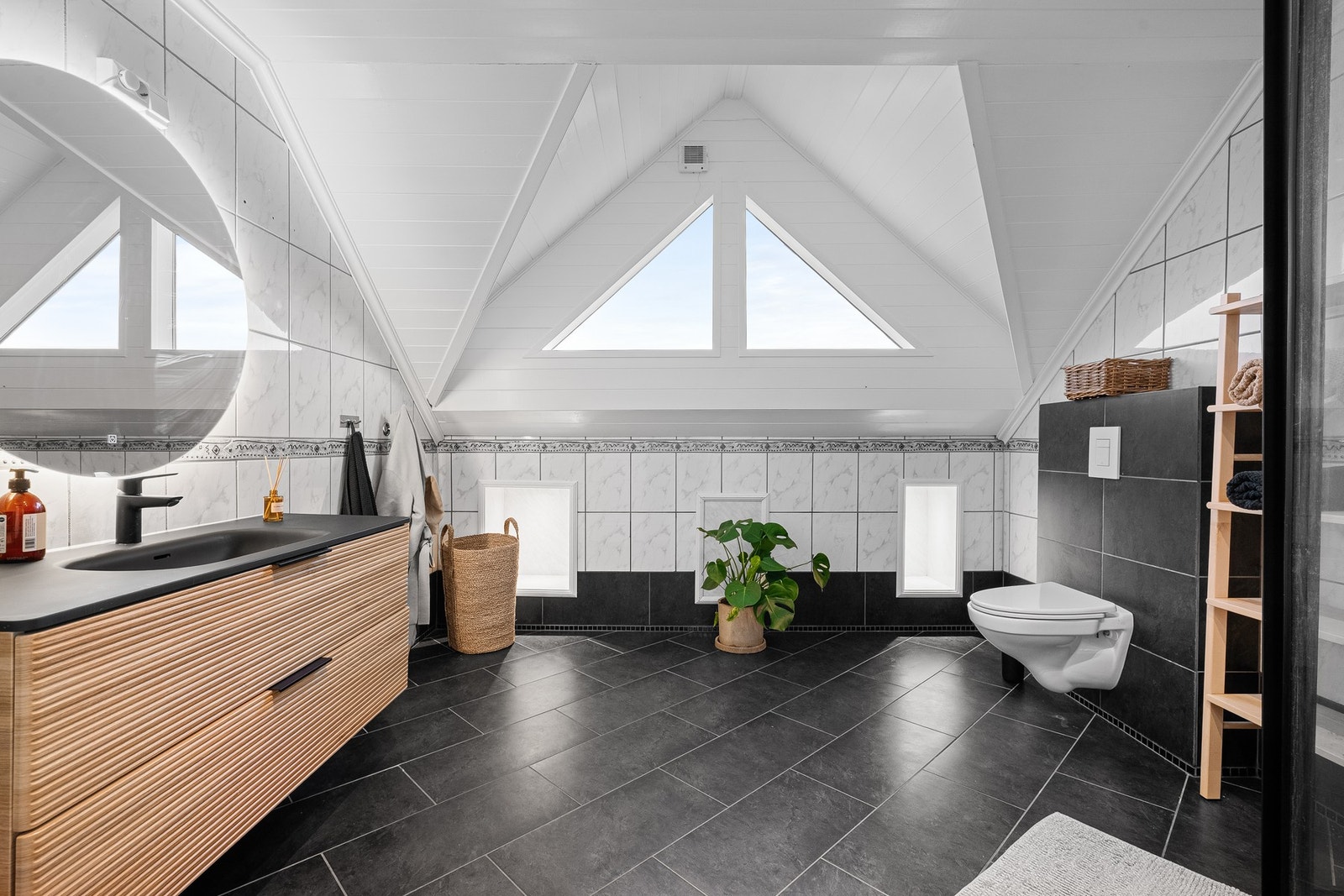 Stilfullt helfliset bad med moderne innredning og gjennomført design. Galleribilde